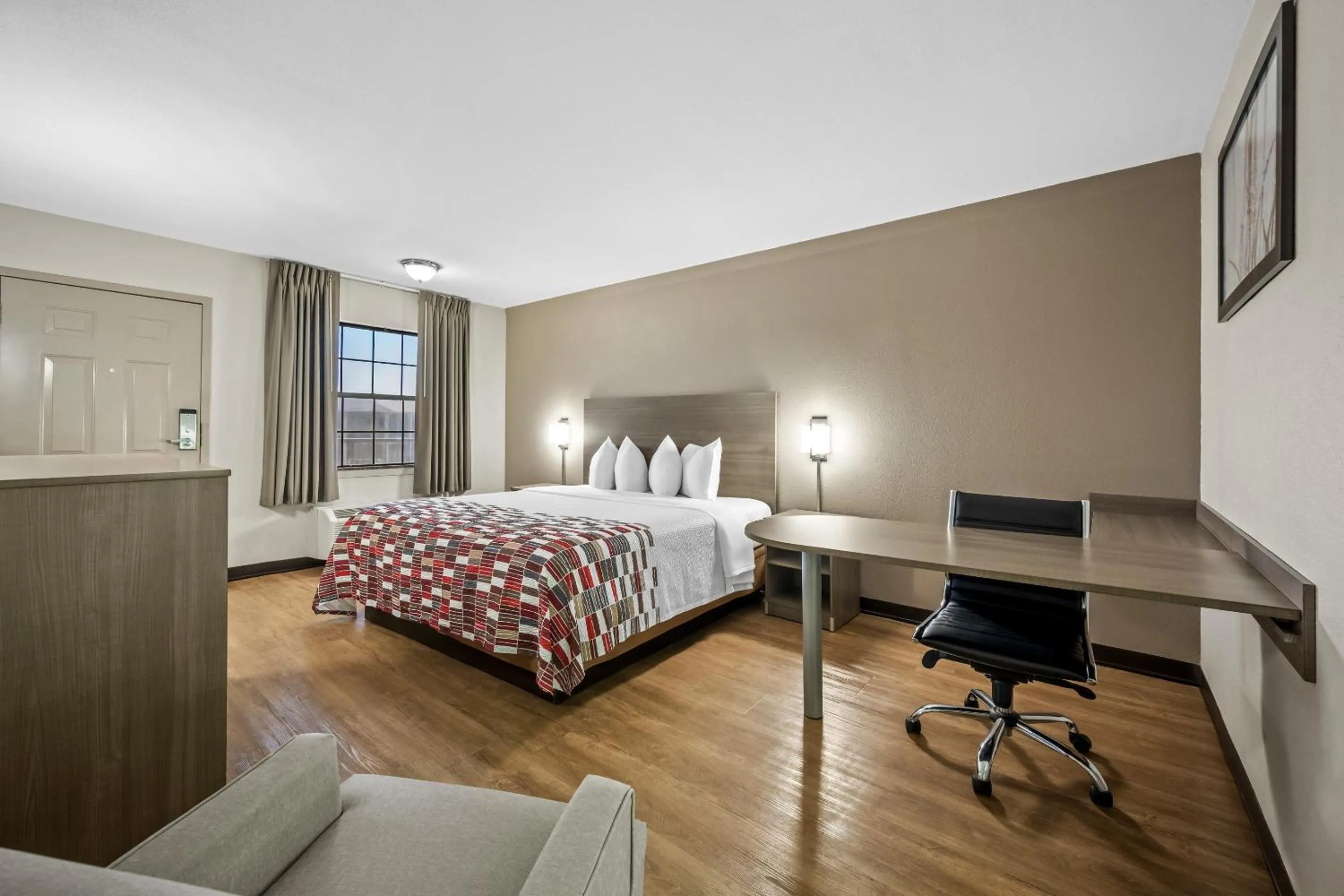 Photo of the whole room, Bed in Red Roof Inn College Station