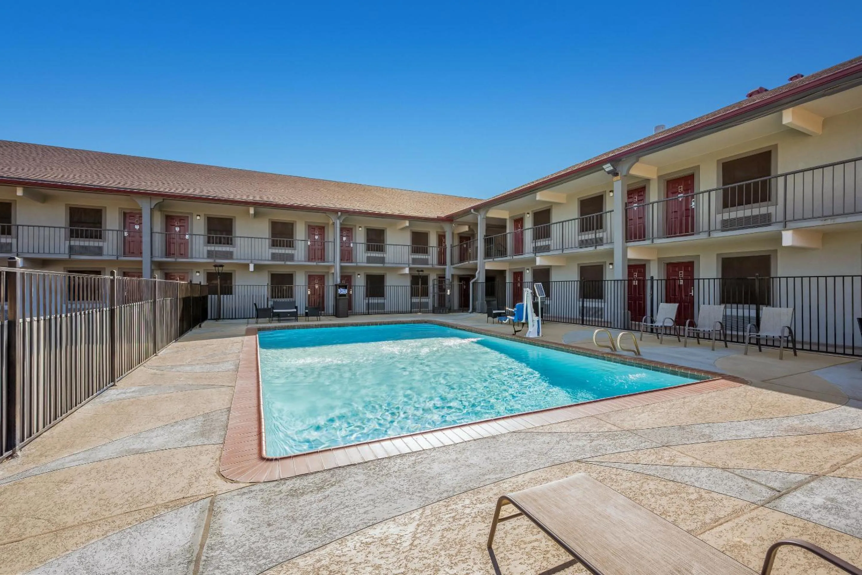 Swimming pool in Red Roof Inn College Station