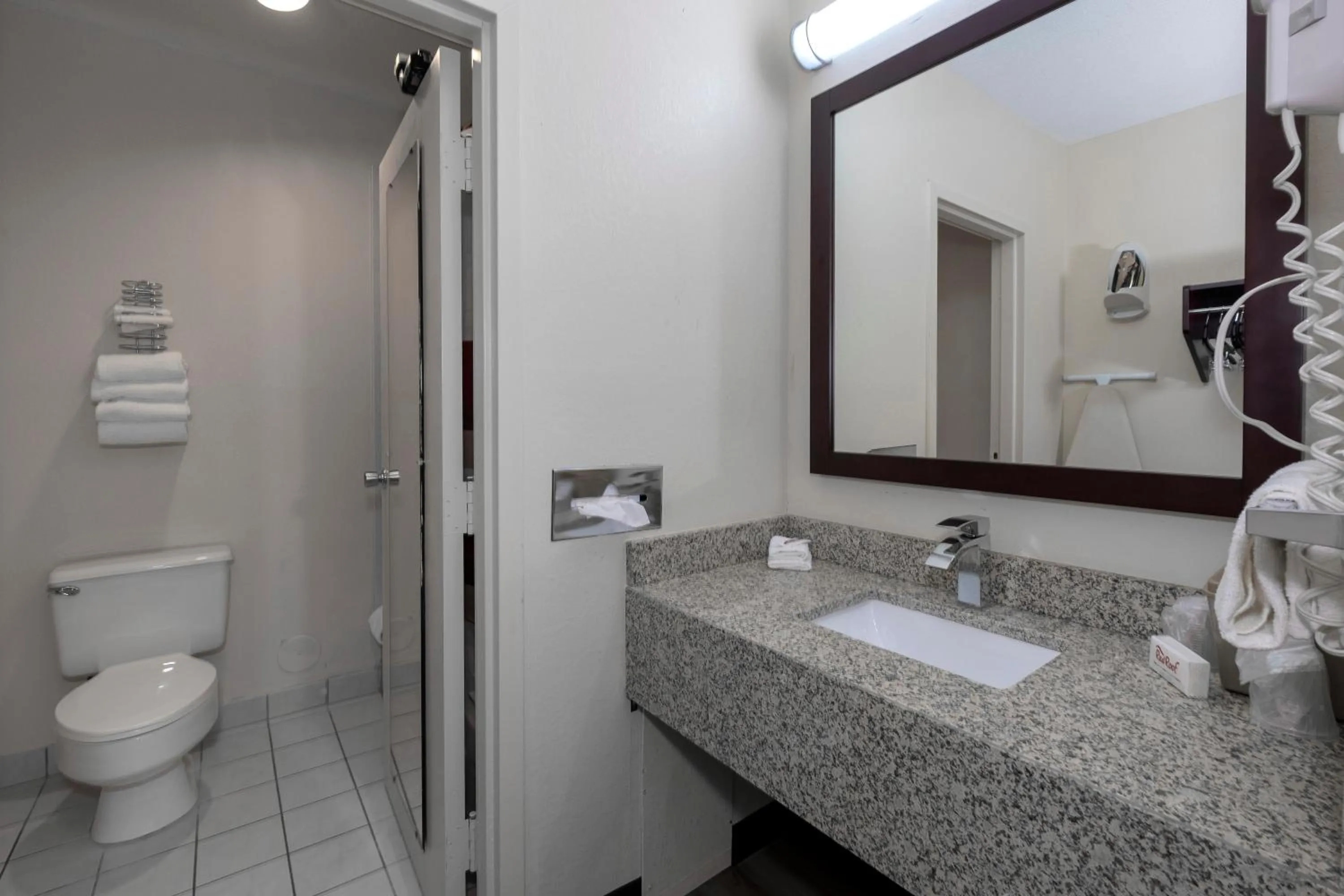 Bathroom in Red Roof Inn Warrenton