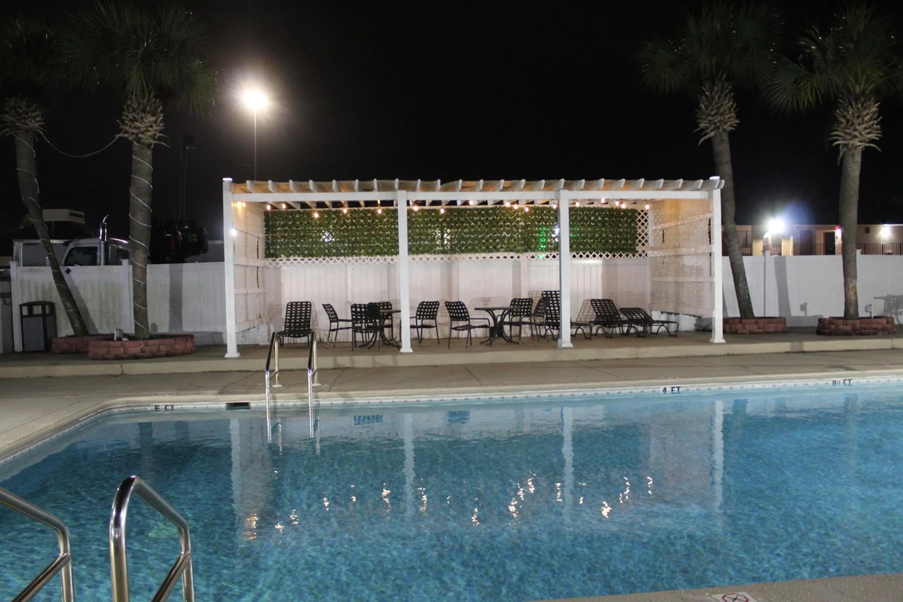 Swimming pool in Days Inn by Wyndham Marianna