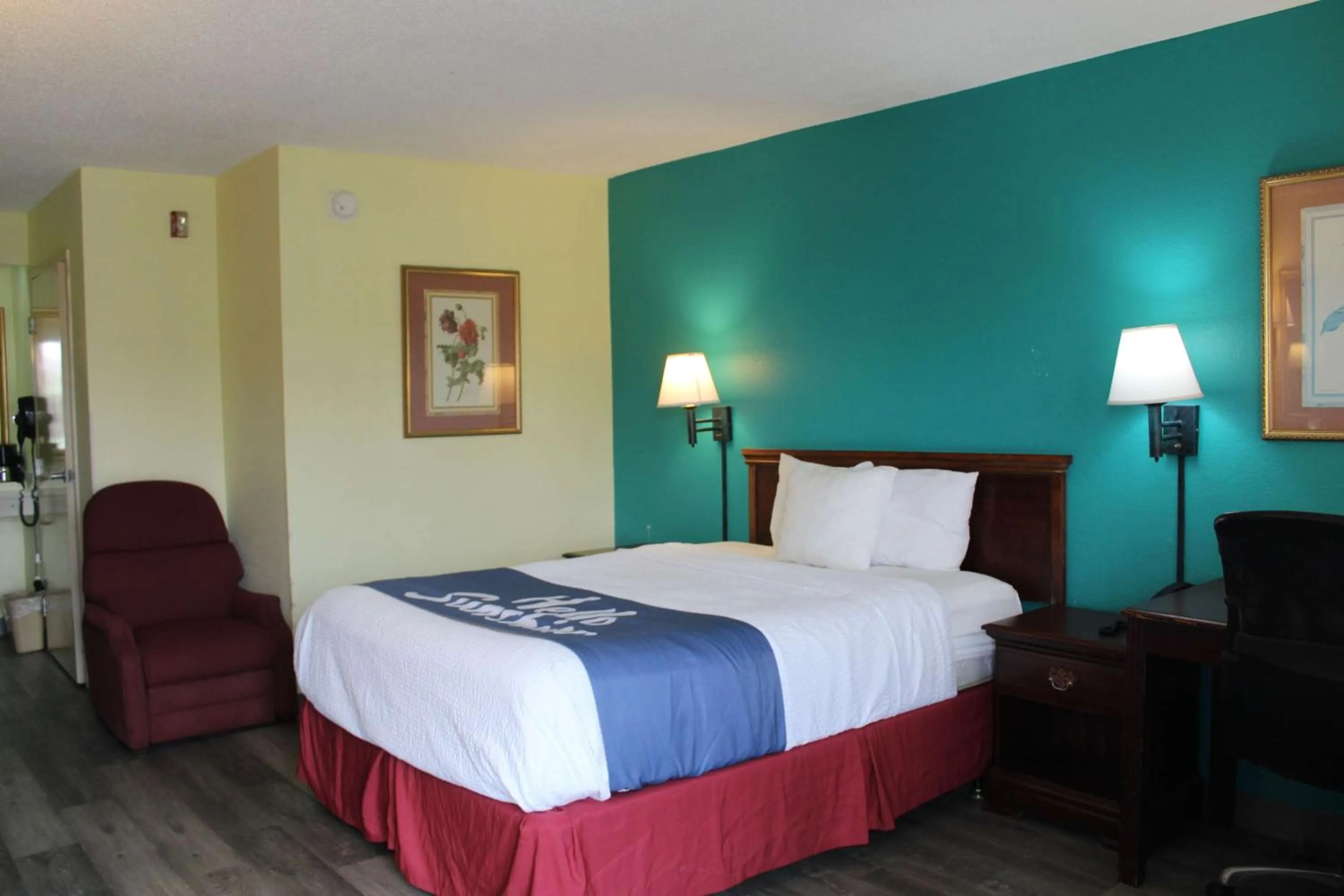 Photo of the whole room, Bed in Days Inn by Wyndham Marianna