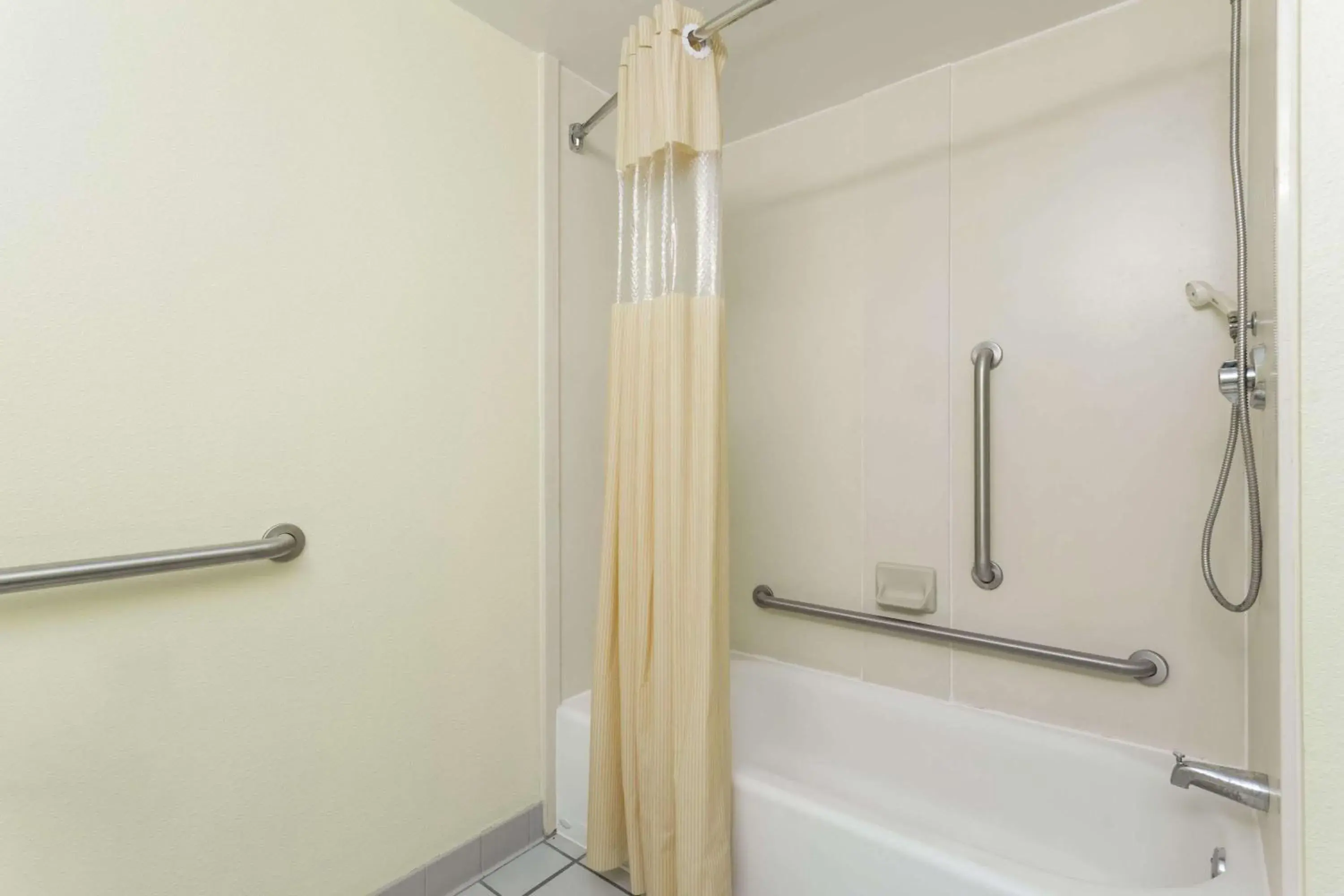 Double Room, Mobility/Hearing Access with Bathtub w/Grab Bars, Non-Smoking in Days Inn by Wyndham Marianna Double Room, Mobility/Hearing Access with Bathtub w/Grab Bars, Non-Smoking in Days Inn by Wyndham Marianna