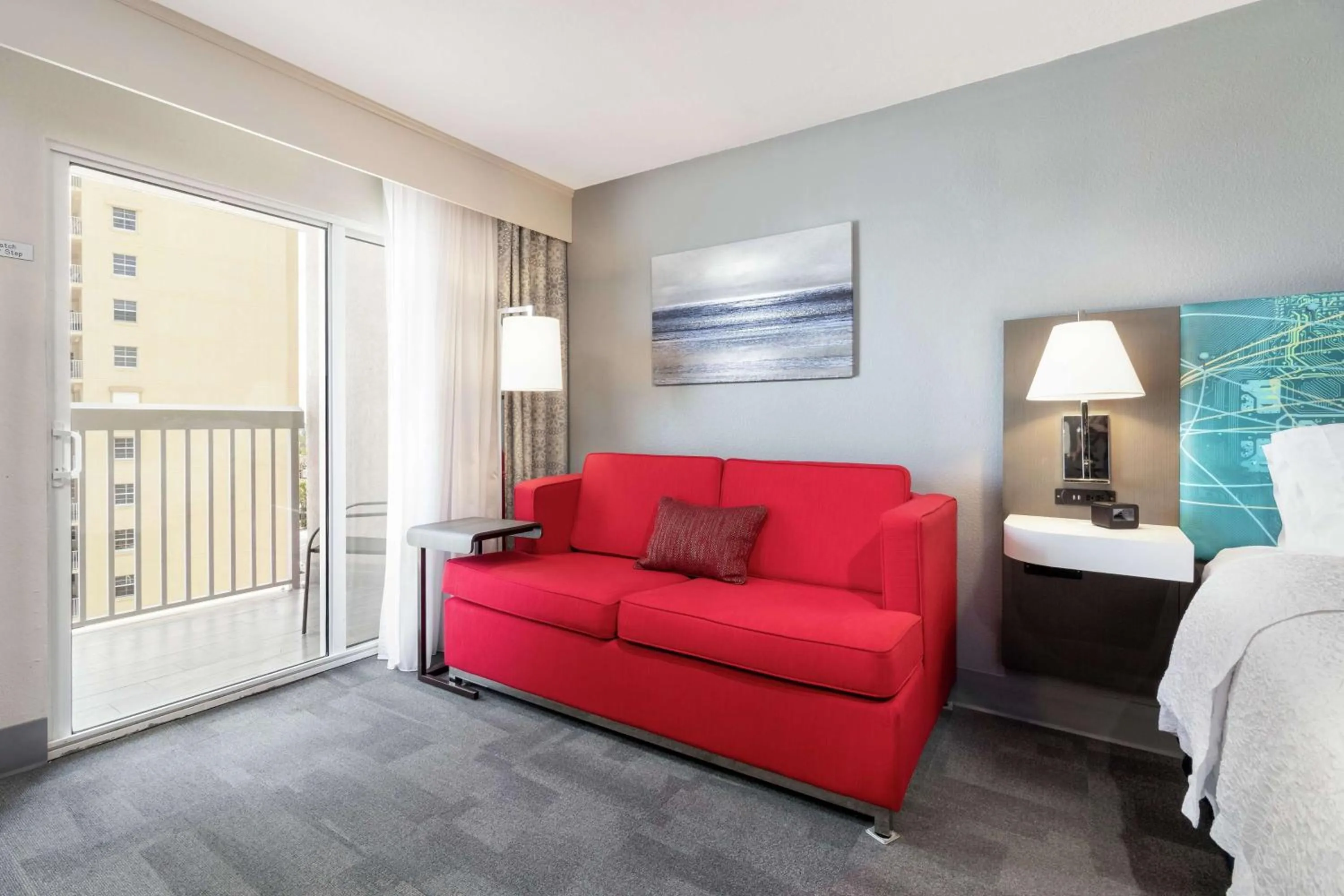 Living room, Bed in Hampton Inn Daytona Shores-Oceanfront