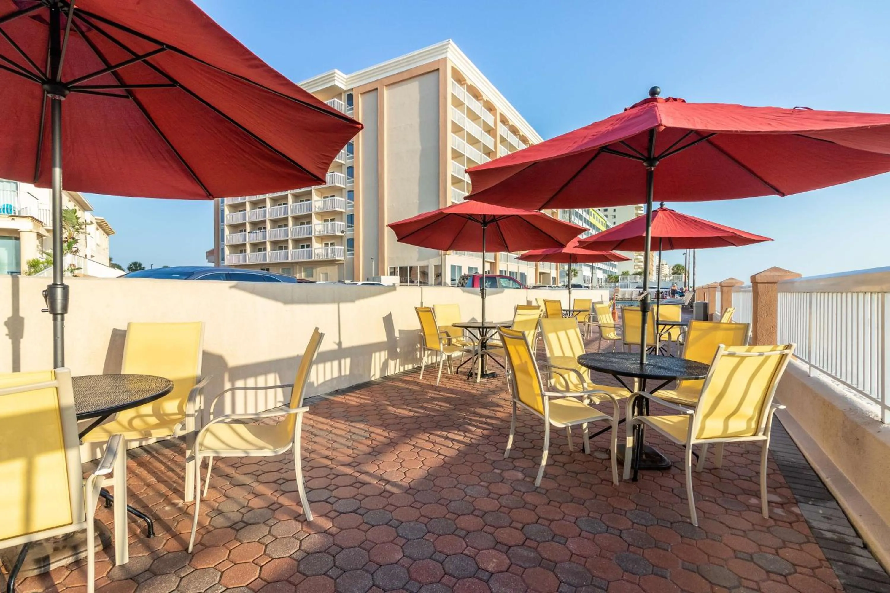 Patio in Hampton Inn Daytona Shores-Oceanfront