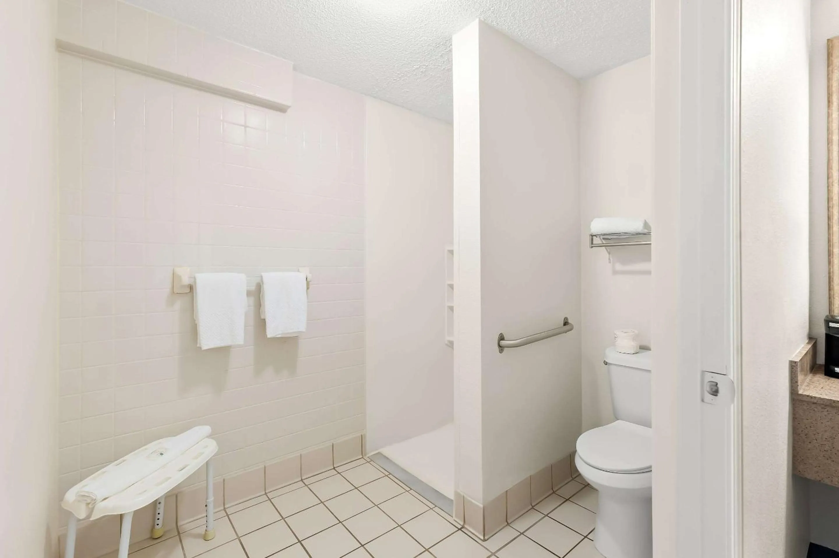 Bedroom in Quality Inn Middleburg Heights near Cleveland Airport