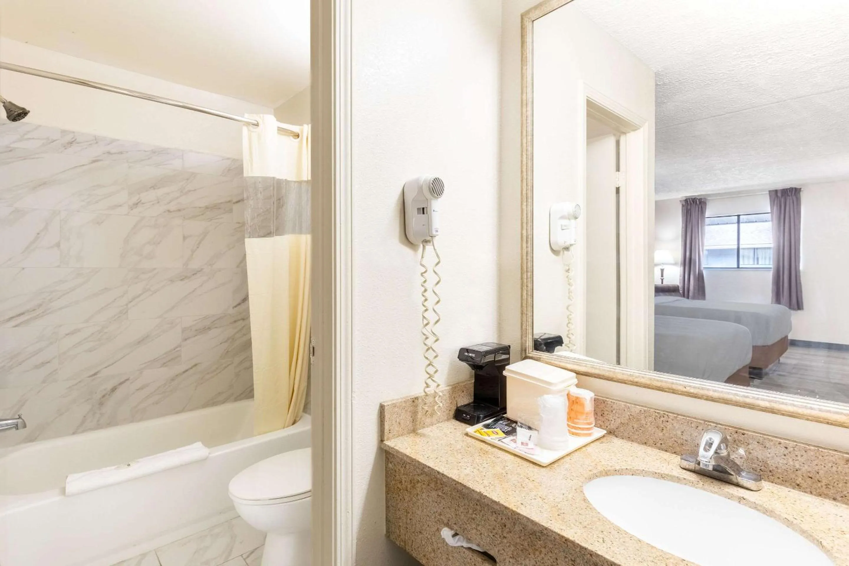 Bedroom in Quality Inn Middleburg Heights near Cleveland Airport