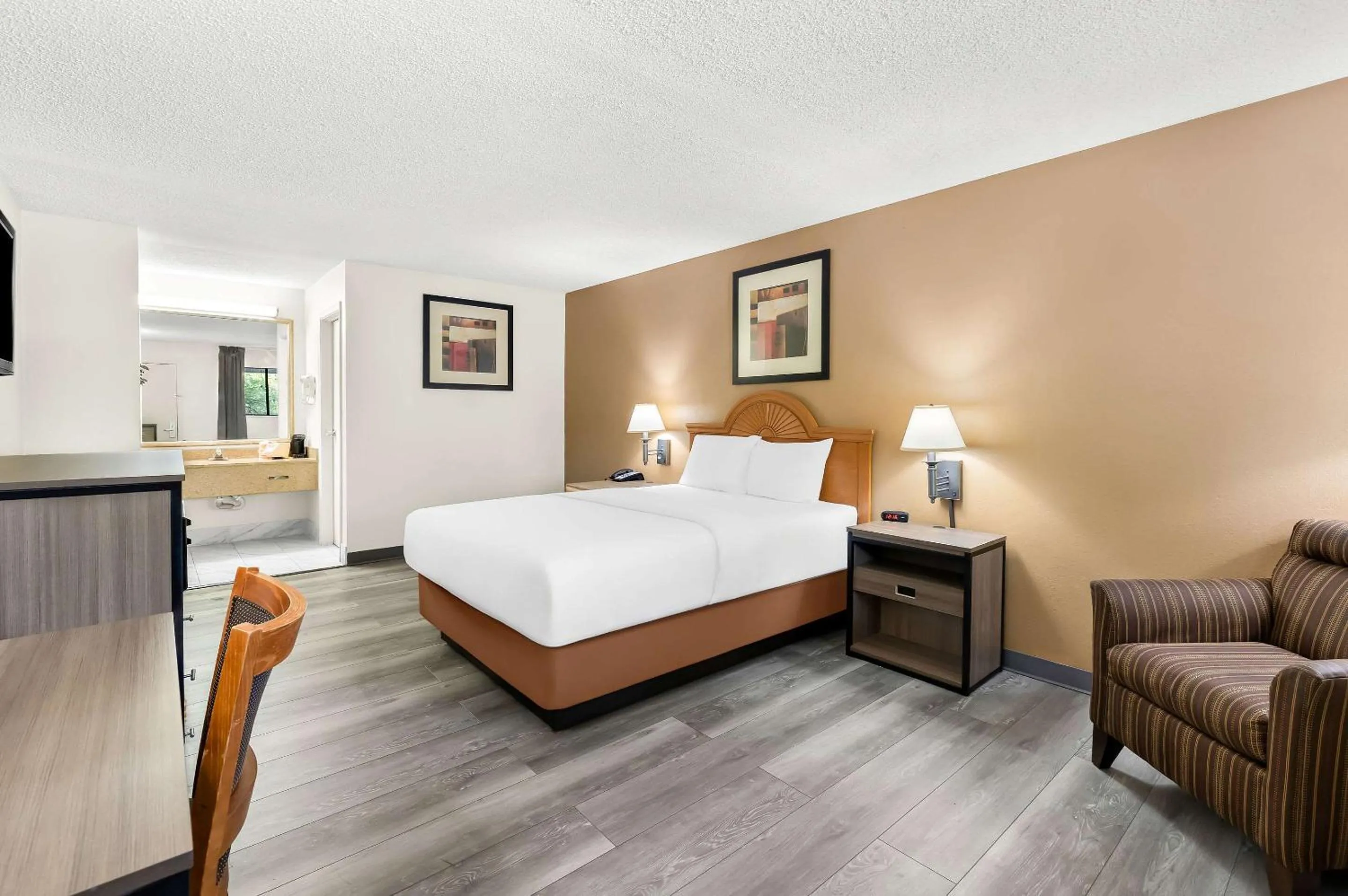 Bedroom, Bed in Quality Inn Middleburg Heights near Cleveland Airport