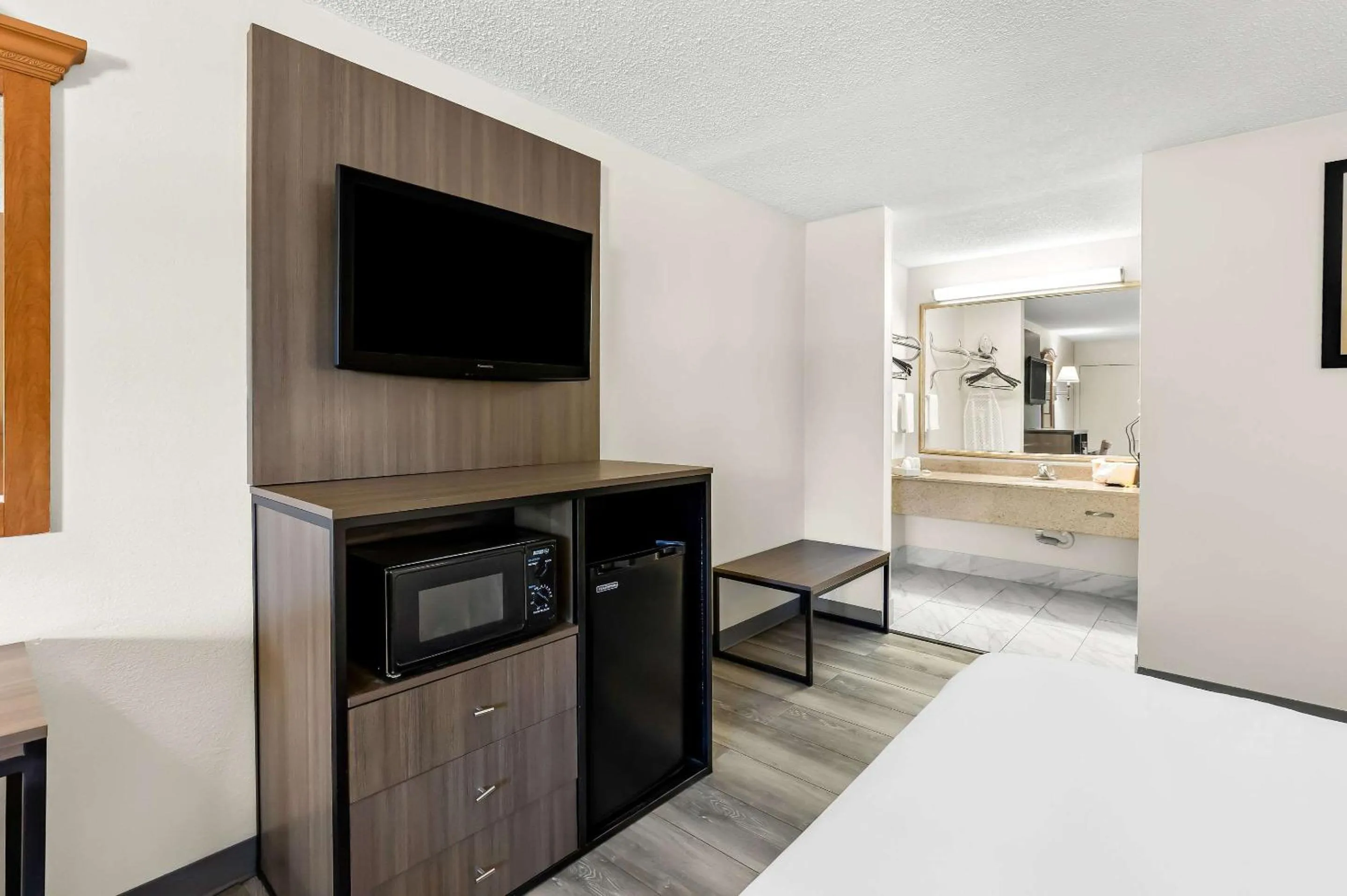 Bedroom, Bed in Quality Inn Middleburg Heights near Cleveland Airport