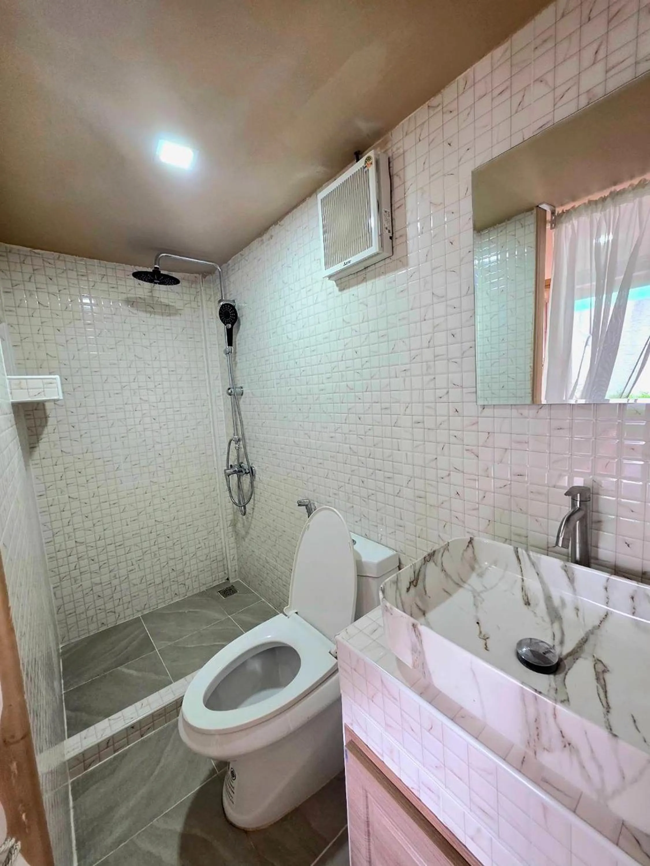 Bathroom in Blu Cabin Ari Stylish Gay Poshtel