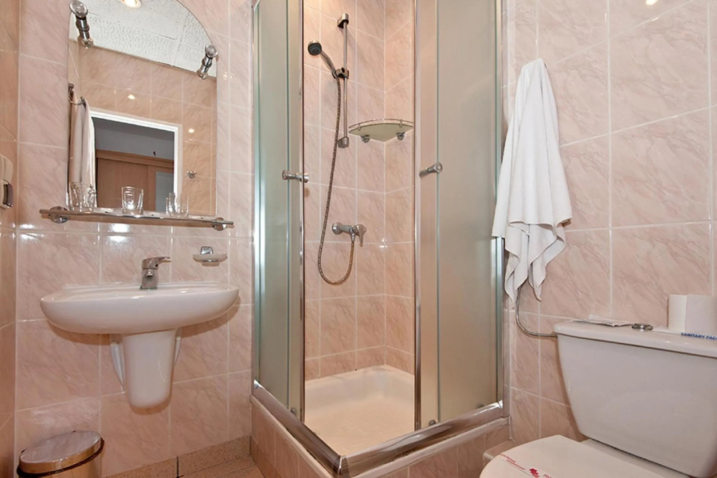 Shower in Hotel Logos