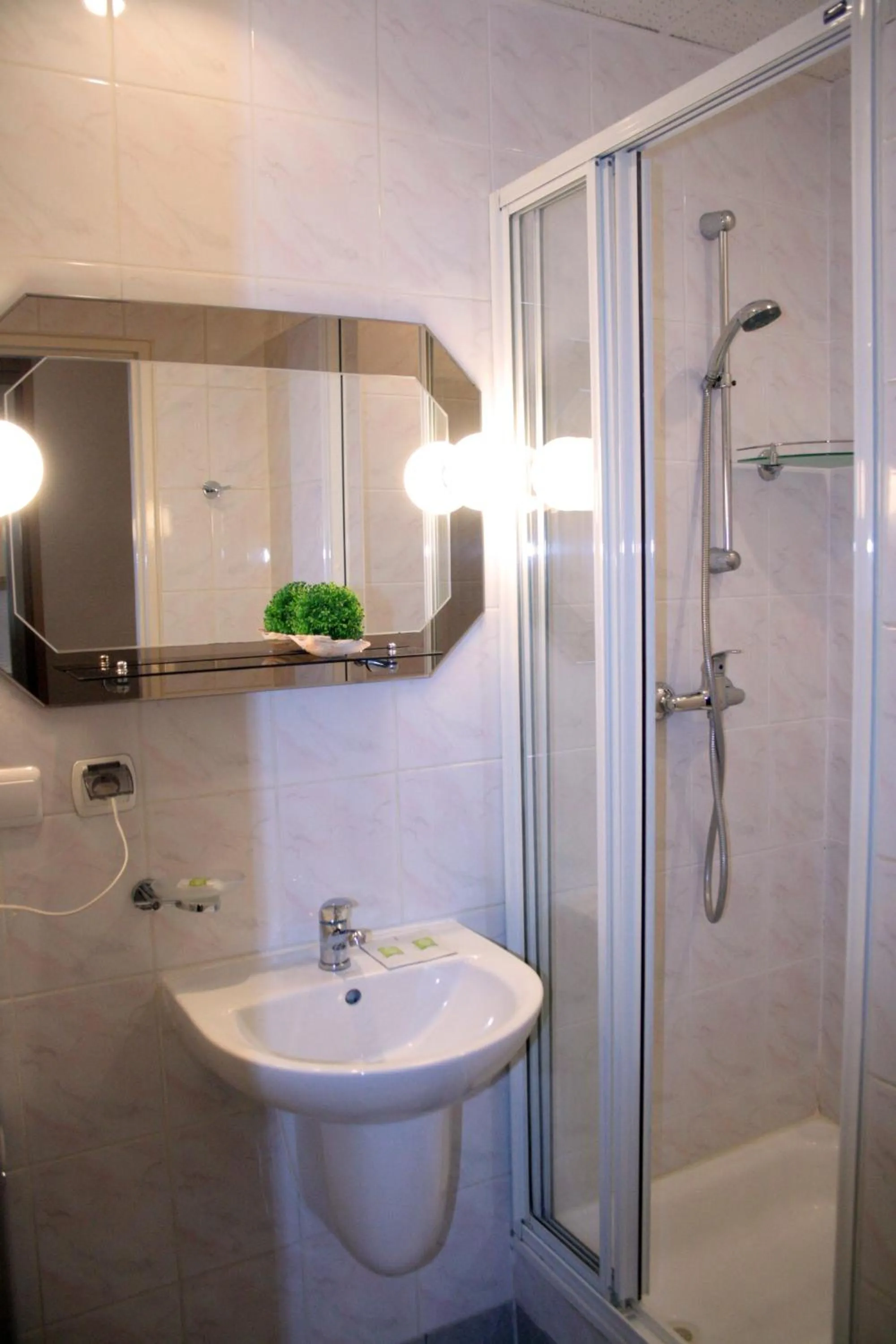 Bathroom in Hotel Logos