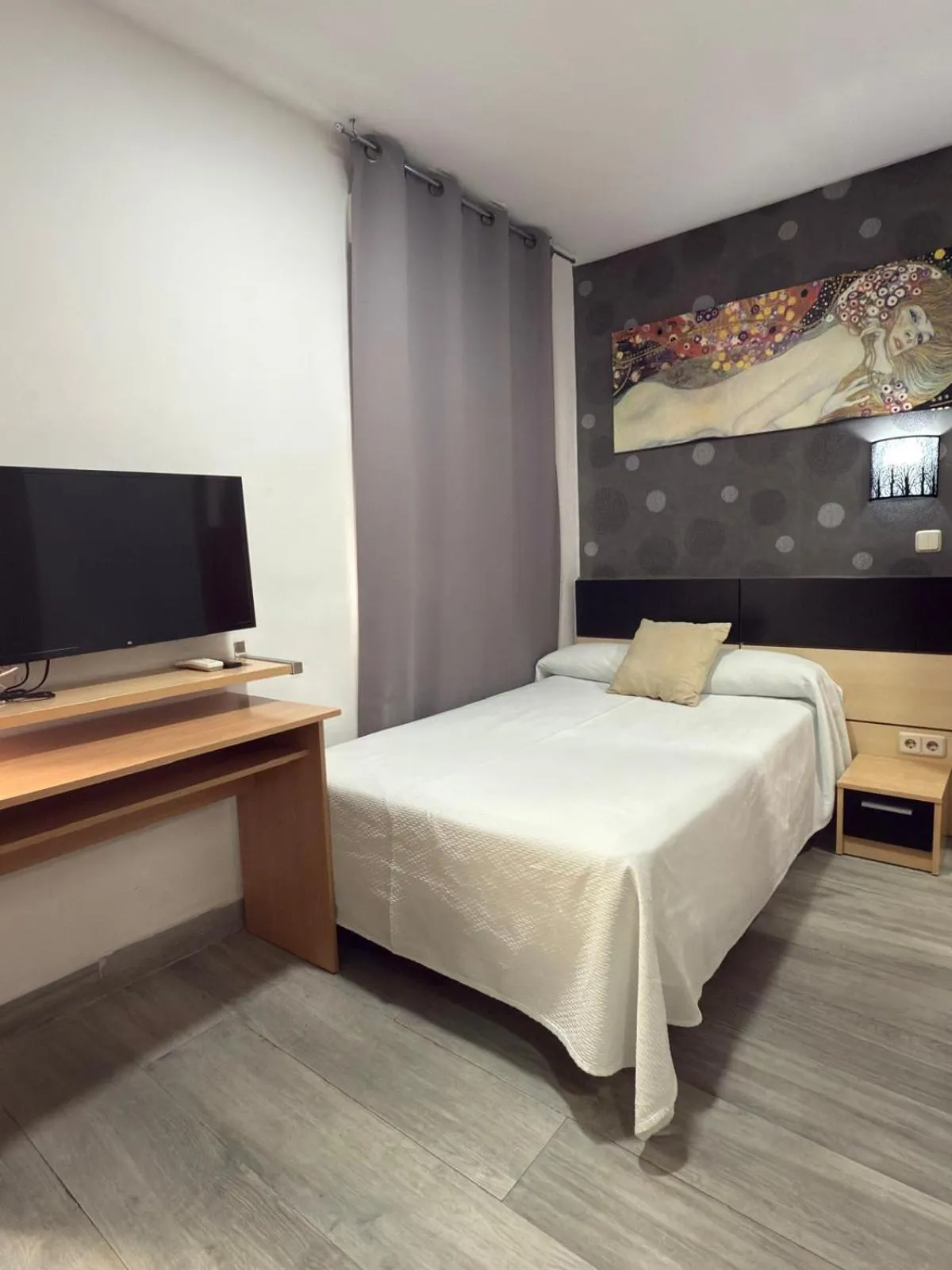 Photo of the whole room, Bed in Hostal Falfes