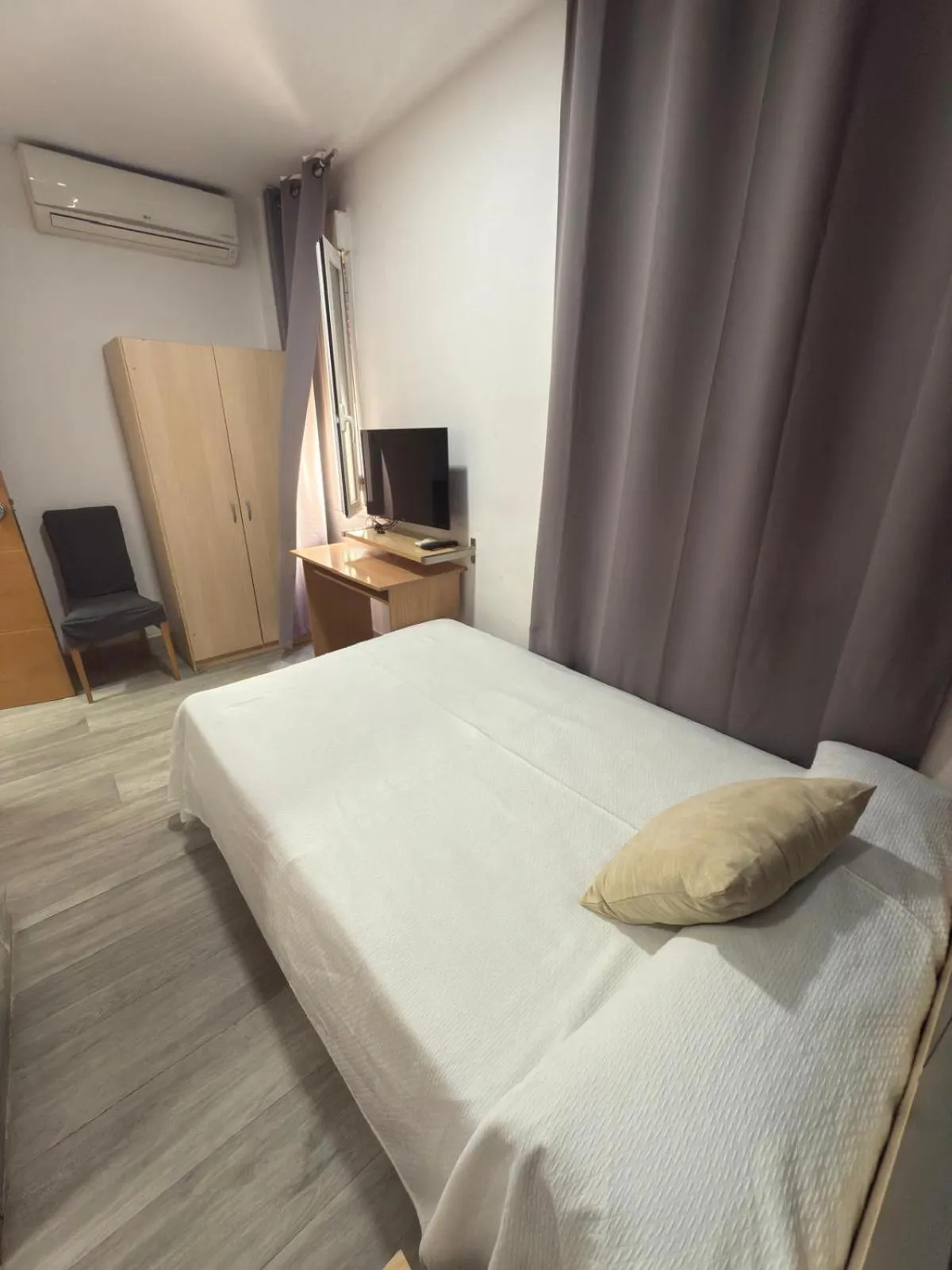 Photo of the whole room, Bed in Hostal Falfes