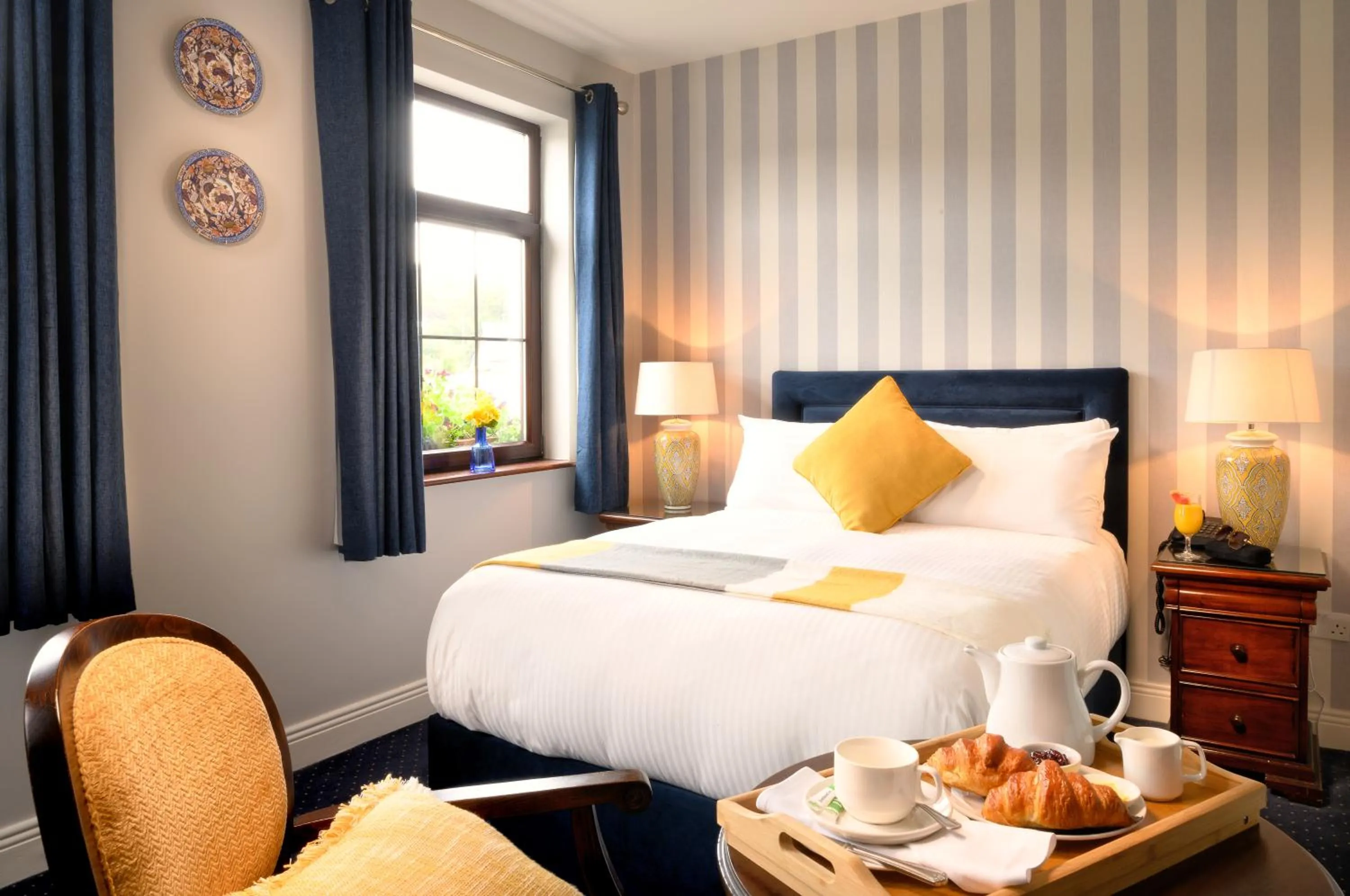 Bedroom, Bed in Bunratty Manor Hotel