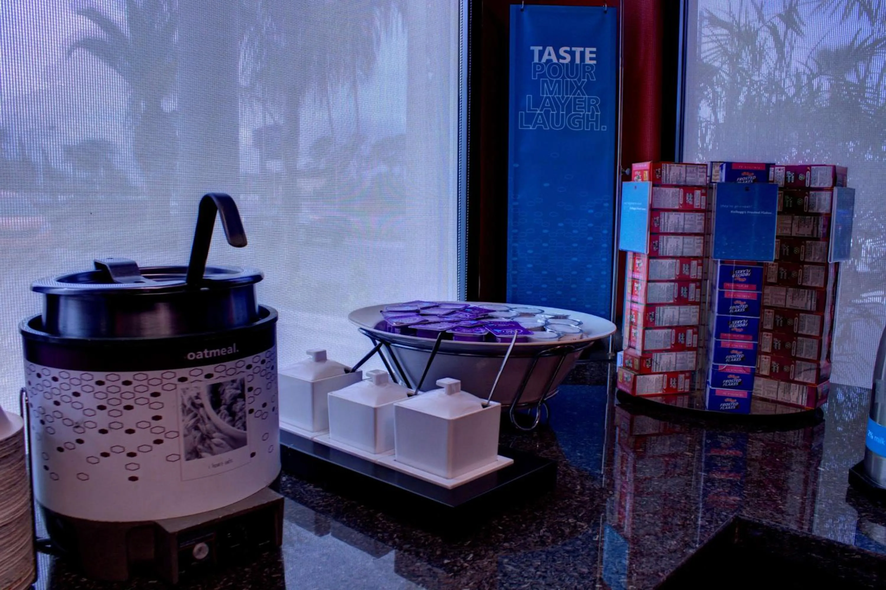 Dining area in Hampton Inn Daytona Speedway-Airport