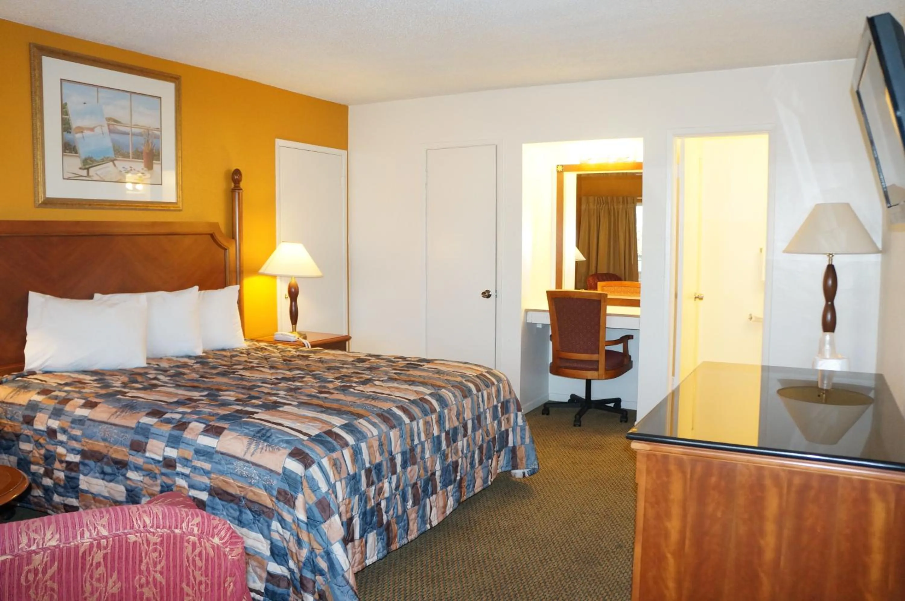 Bedroom, Bed in Classic Inn