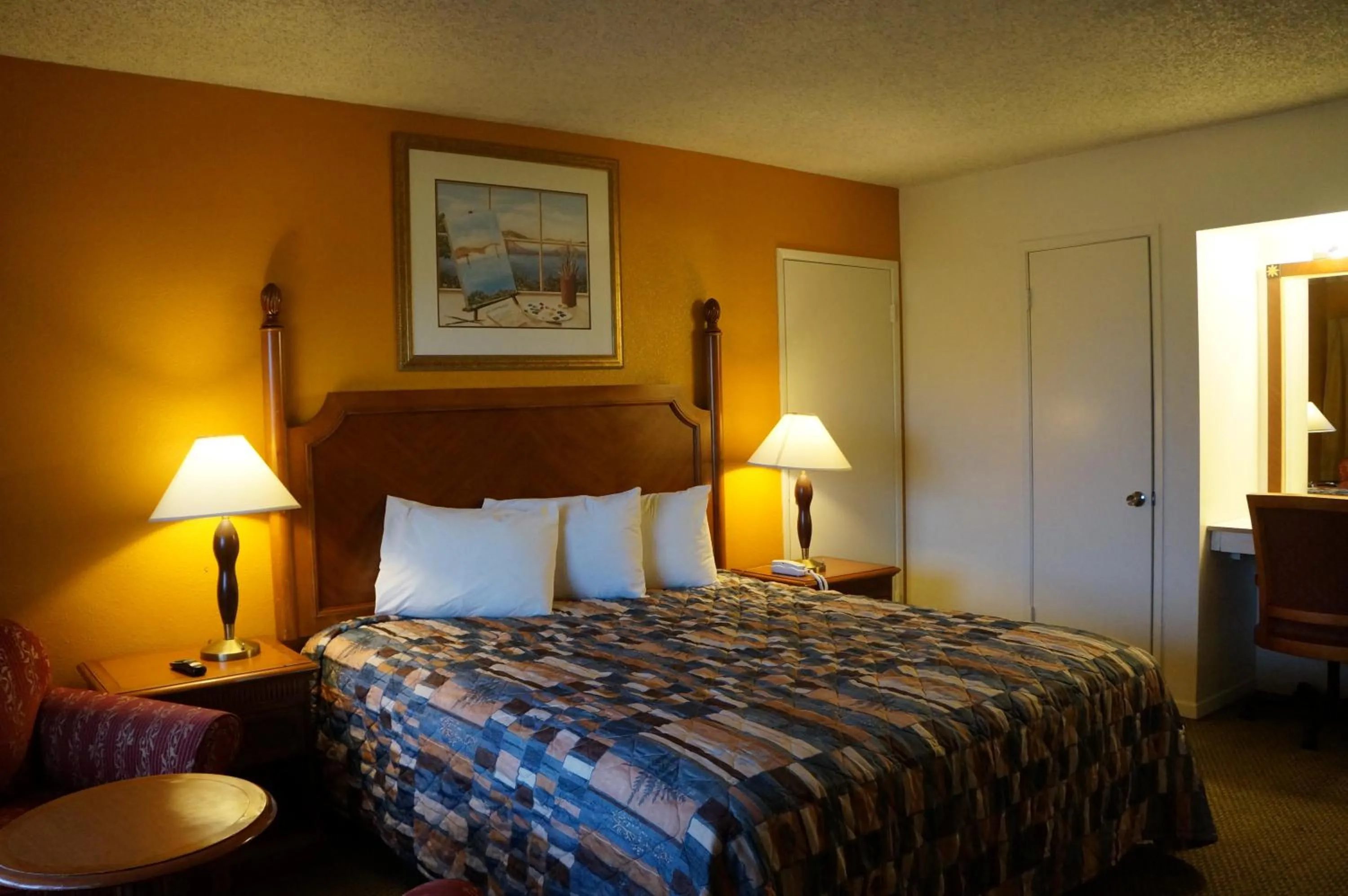 Bedroom, Bed in Classic Inn