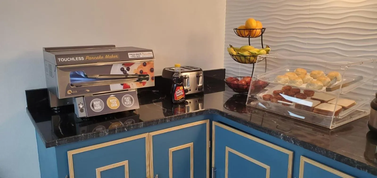 Breakfast in Excellent Inn & Suites