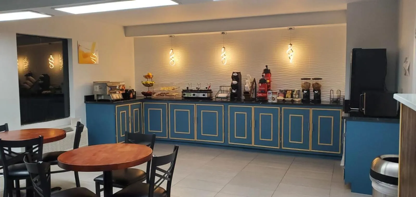 Buffet breakfast in Excellent Inn & Suites