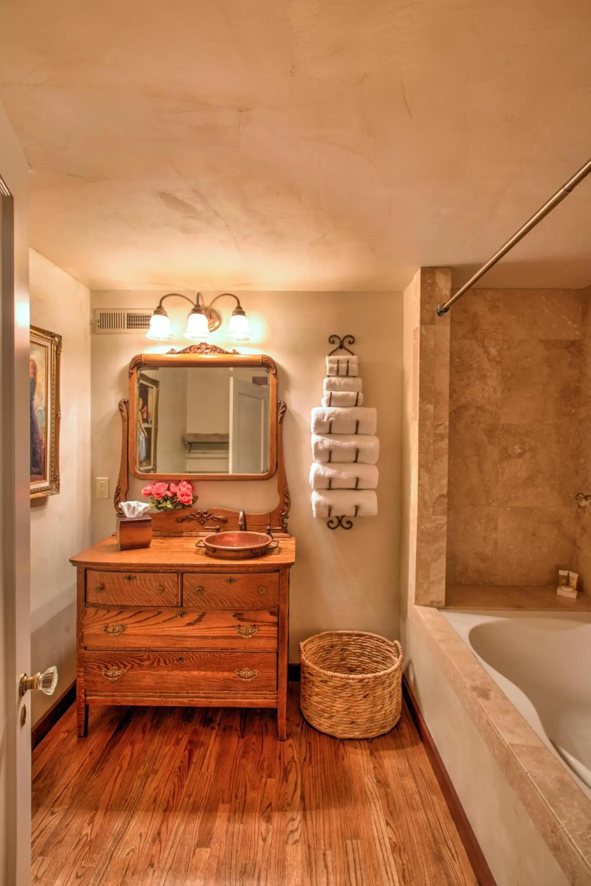 Queen Room with Spa Bath in The Fillmore Inn Queen Room with Spa Bath in The Fillmore Inn