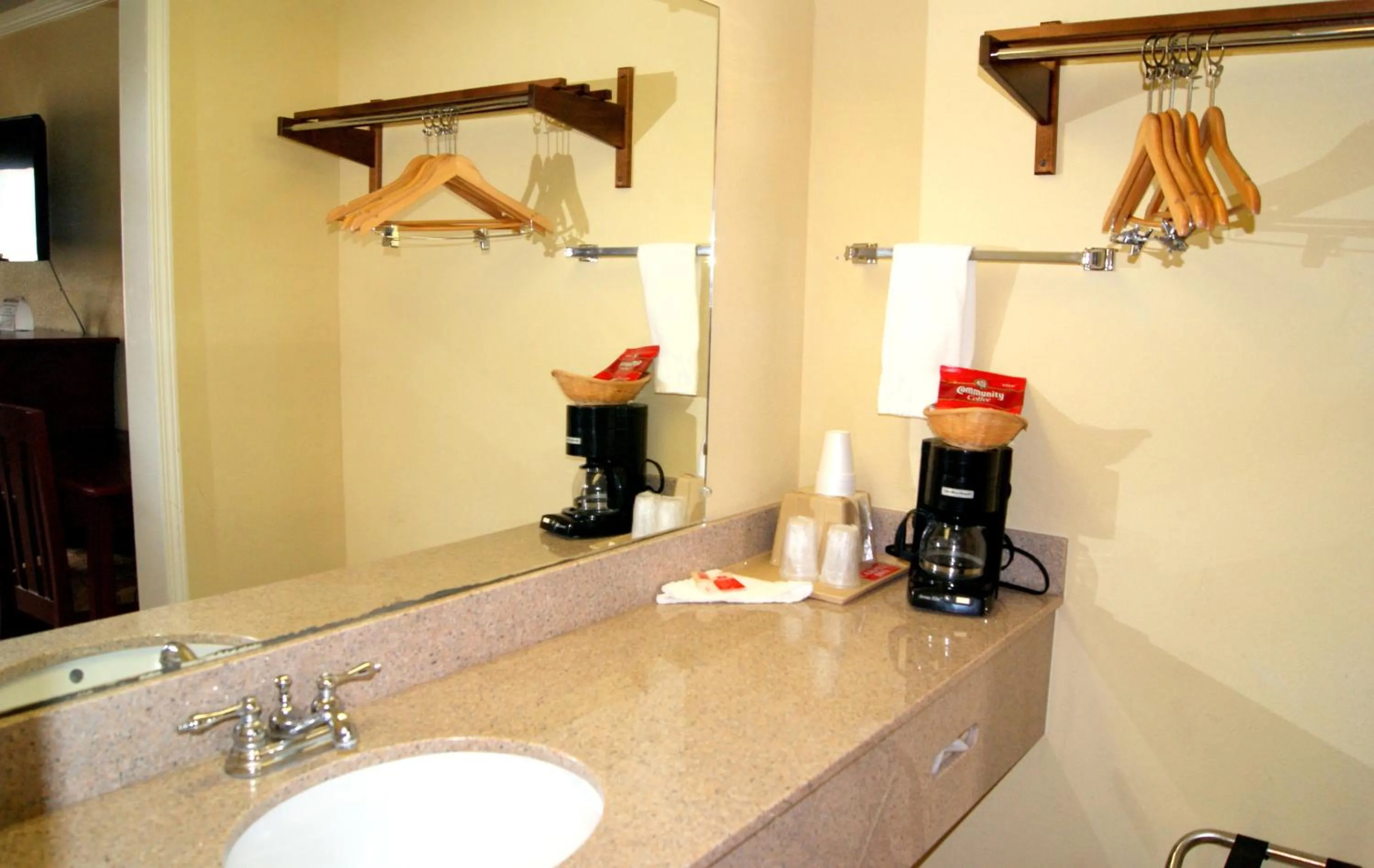 Coffee/tea facilities in Red Carpet Inn - Natchez