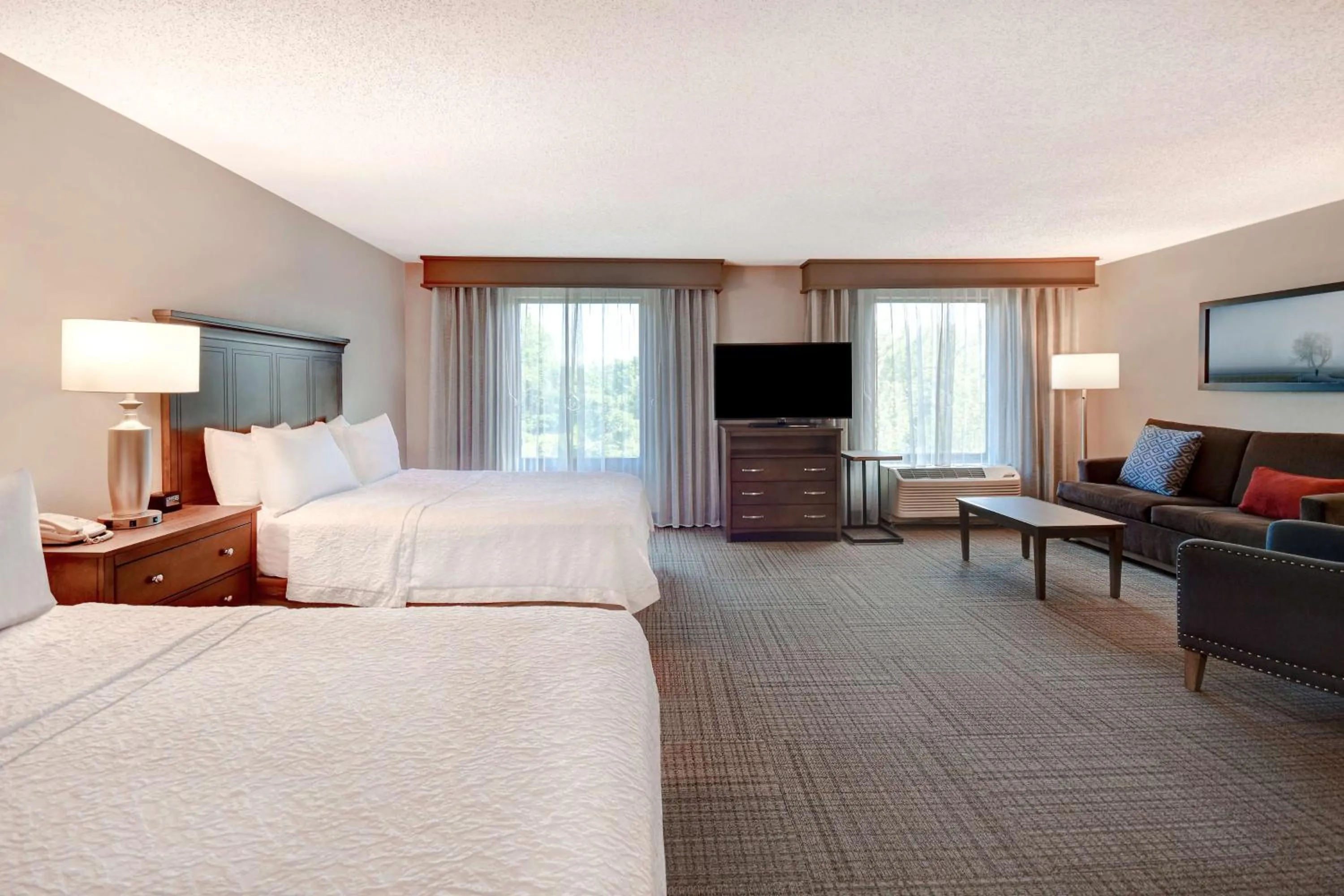 Living room, Bed in Hampton Inn & Suites Alexandria Old Town Area South
