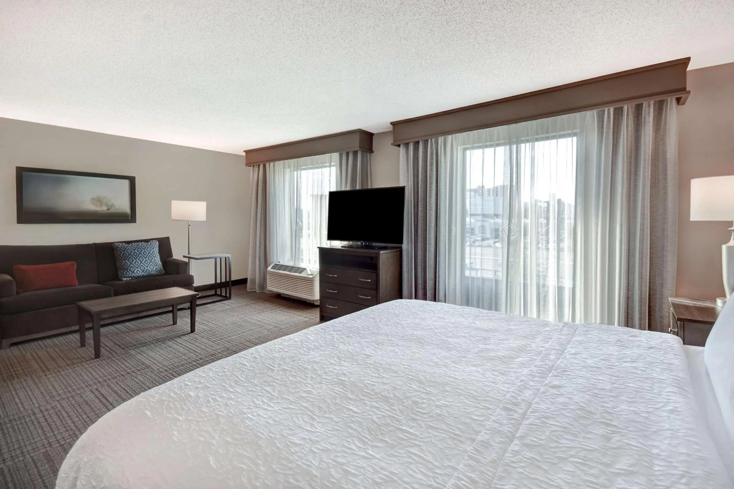 Living room, Bed in Hampton Inn & Suites Alexandria Old Town Area South