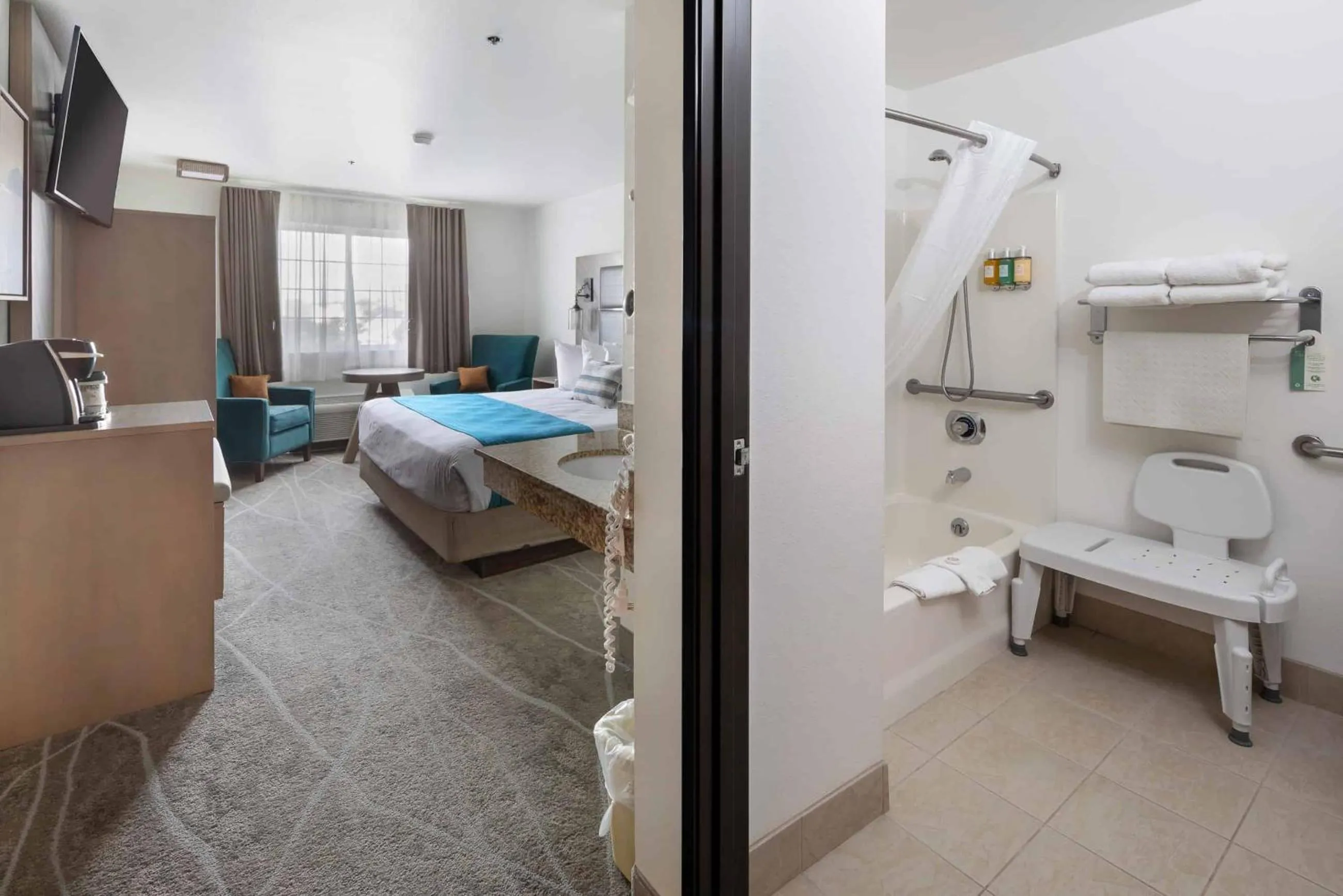 Photo of the whole room, Bed in The Marina Inn