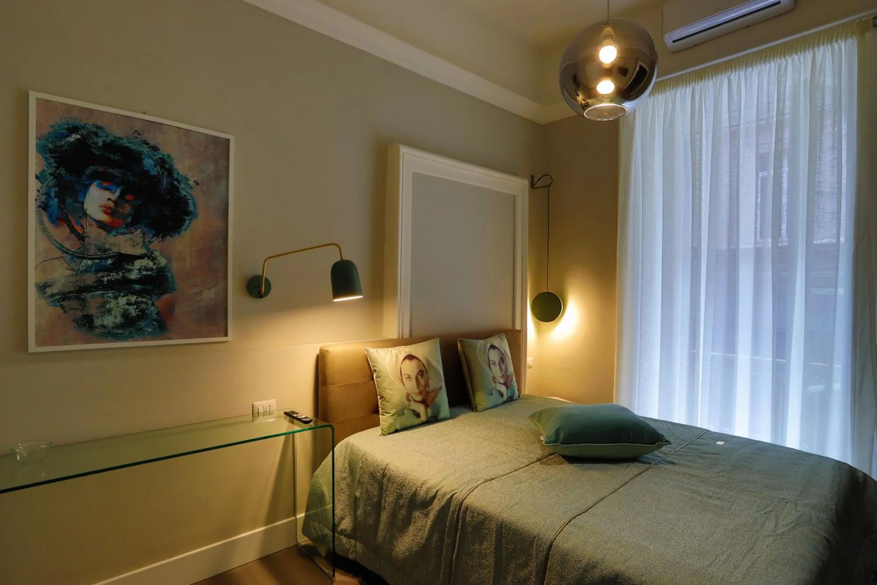 Photo of the whole room, Bed in PORTO 53