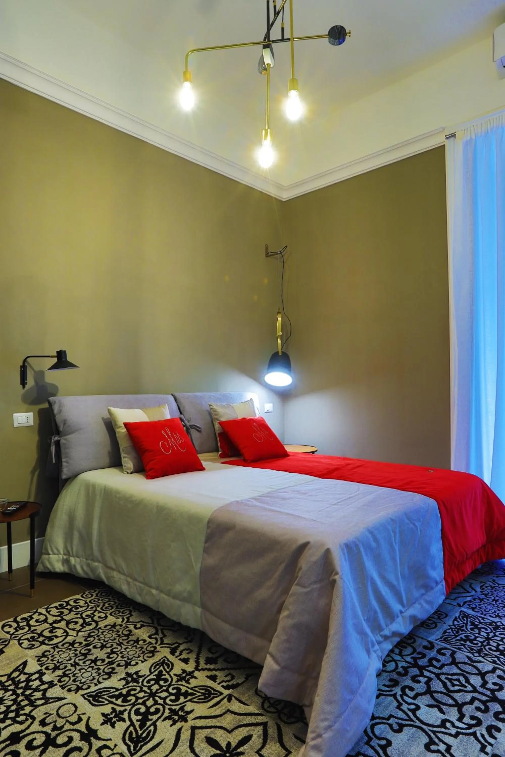 Photo of the whole room, Bed in PORTO 53