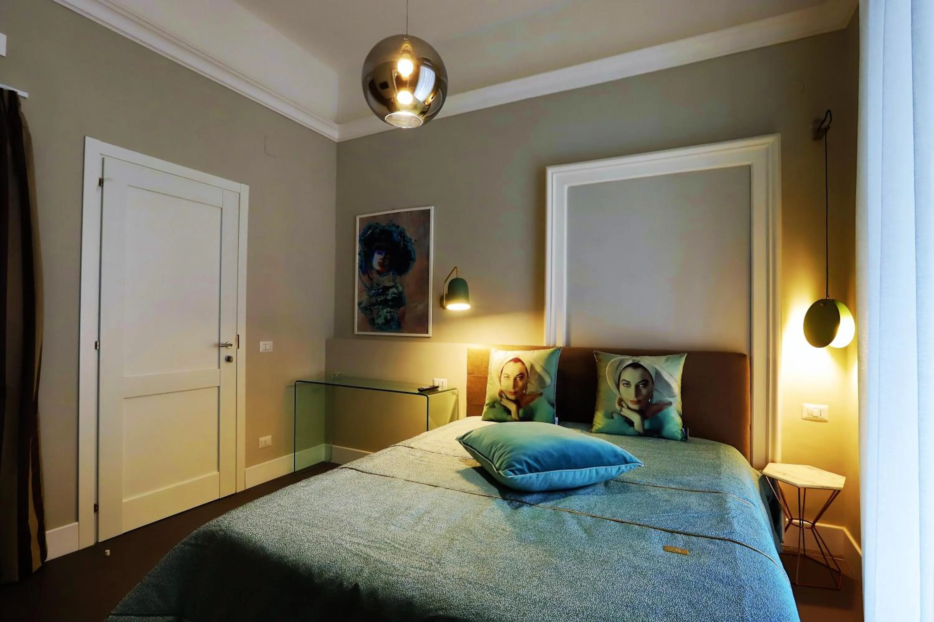 Photo of the whole room, Bed in PORTO 53