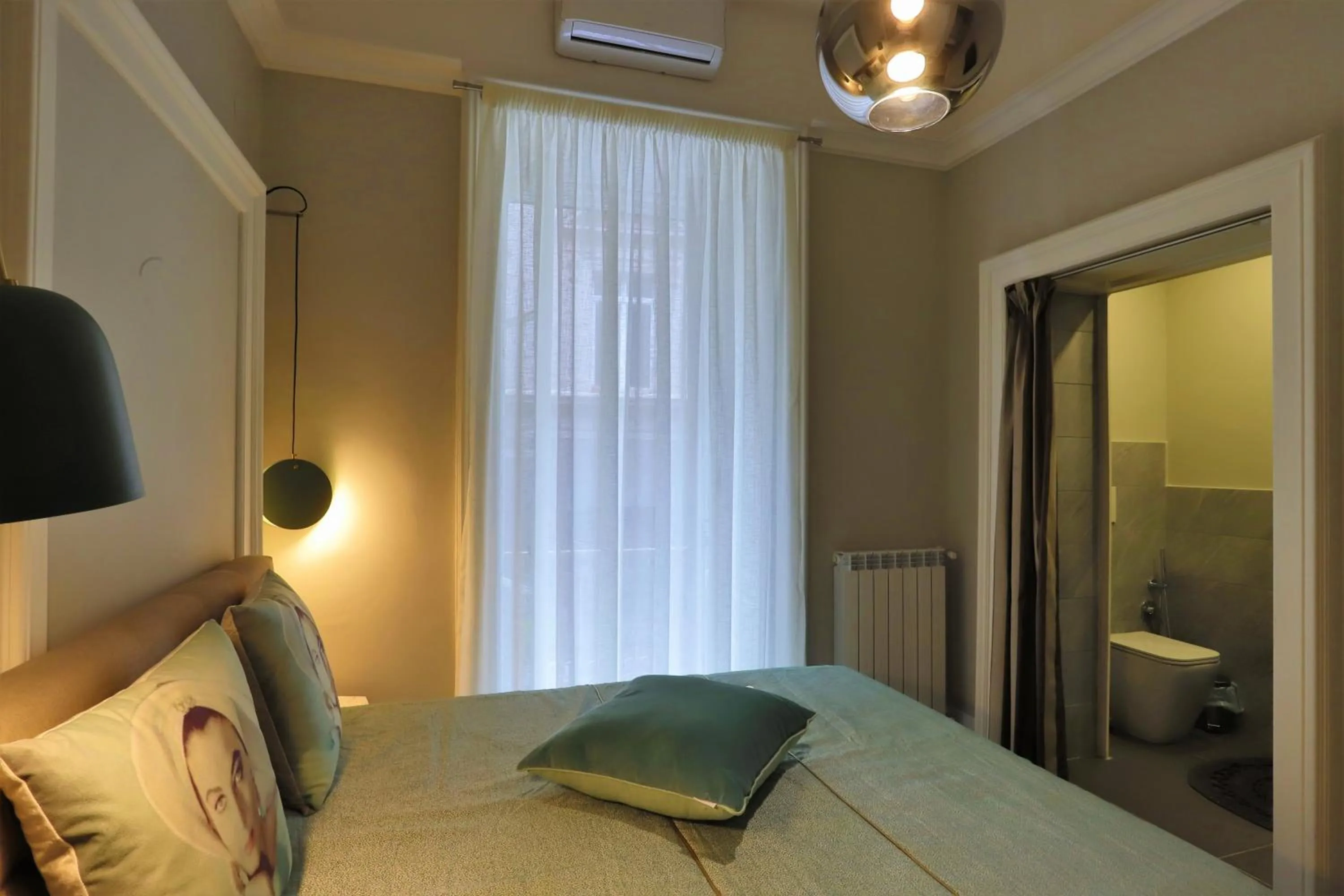 Photo of the whole room, Bed in PORTO 53