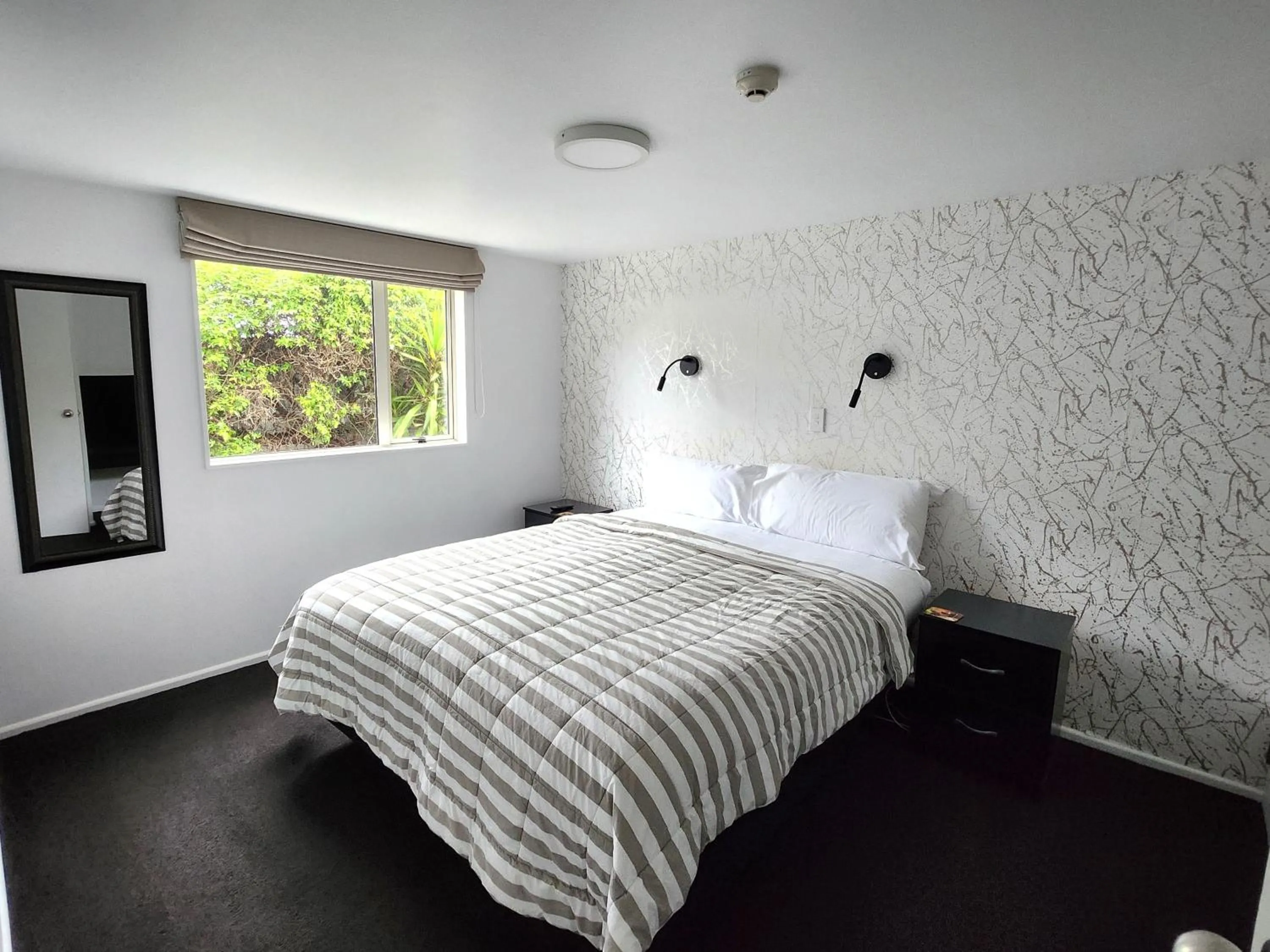 Bedroom, Bed in Lugano Motor Lodge