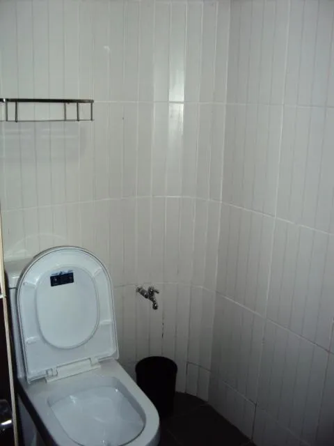 Bathroom in OYO 728 Tai Pan Hotel