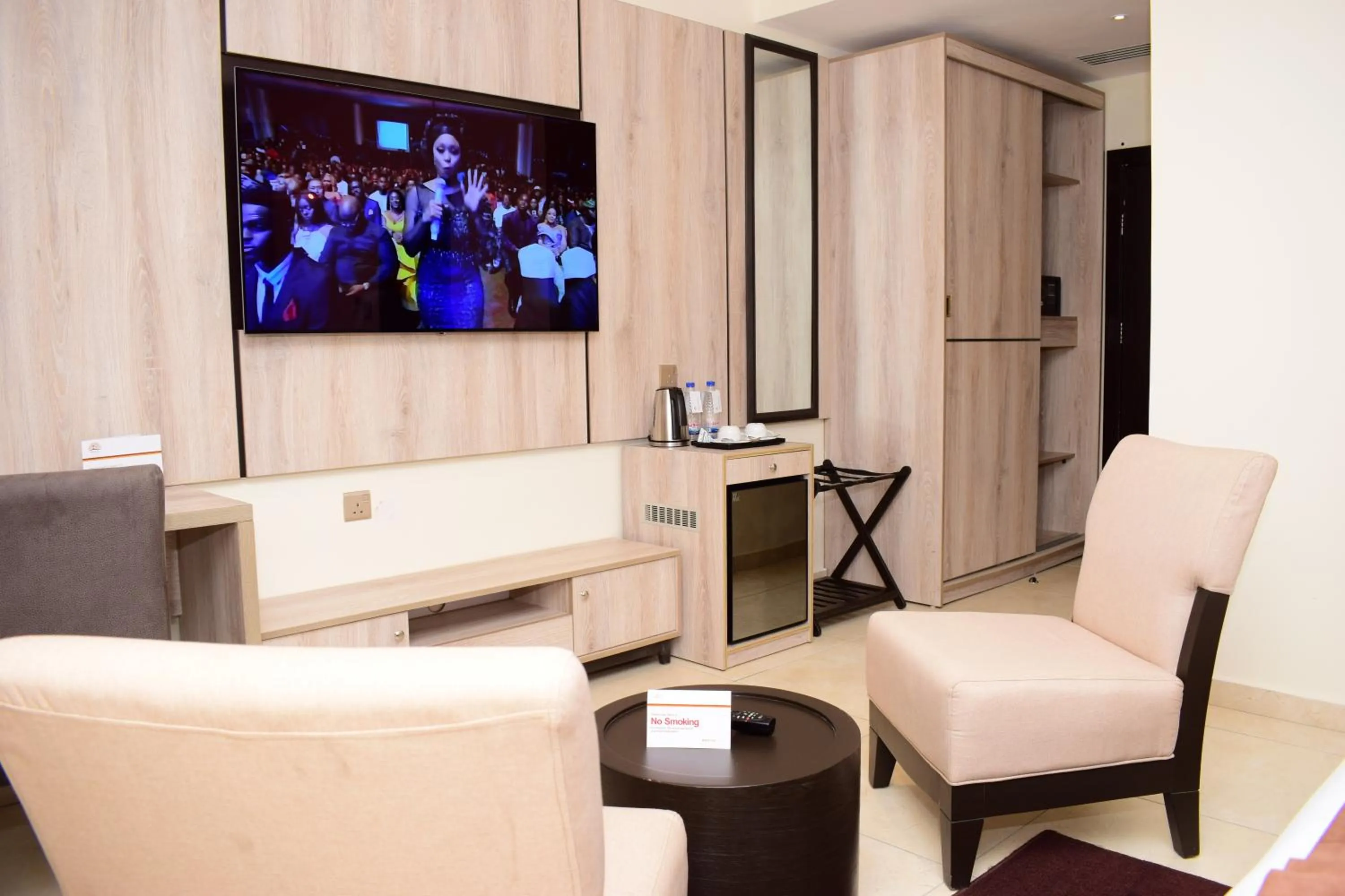 Seating area in Monty Suites & Golf