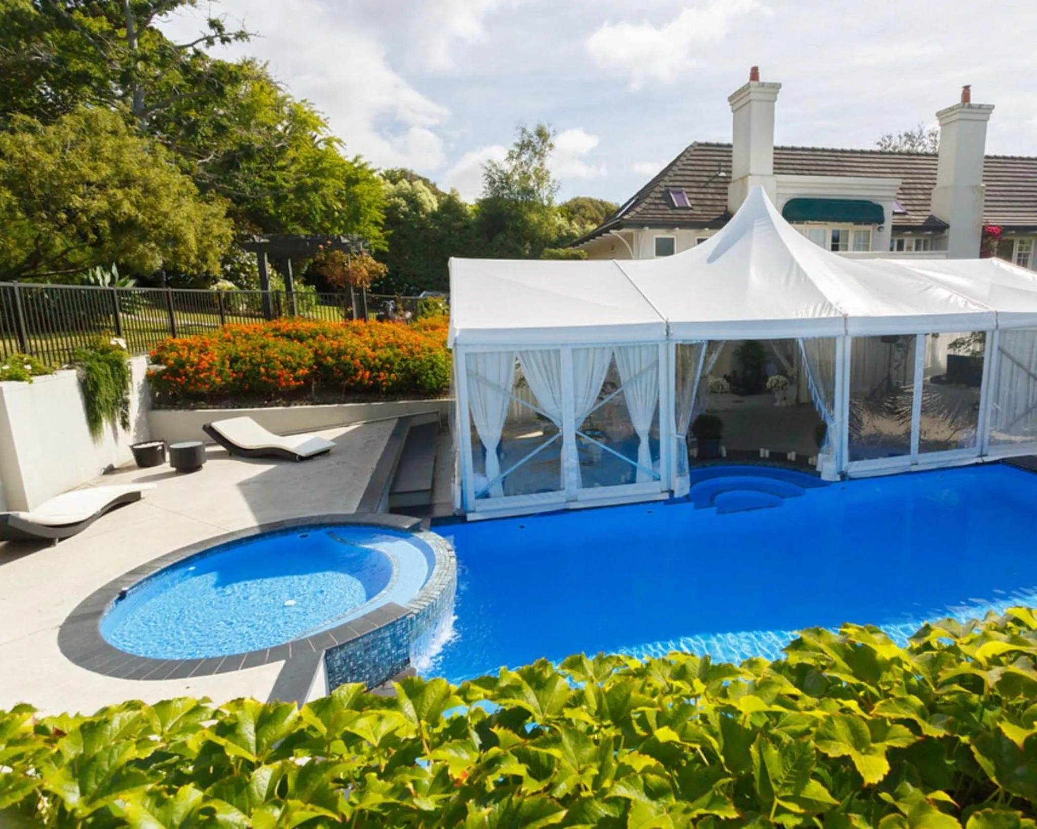 Swimming pool in Greenmantle Estate Hotel