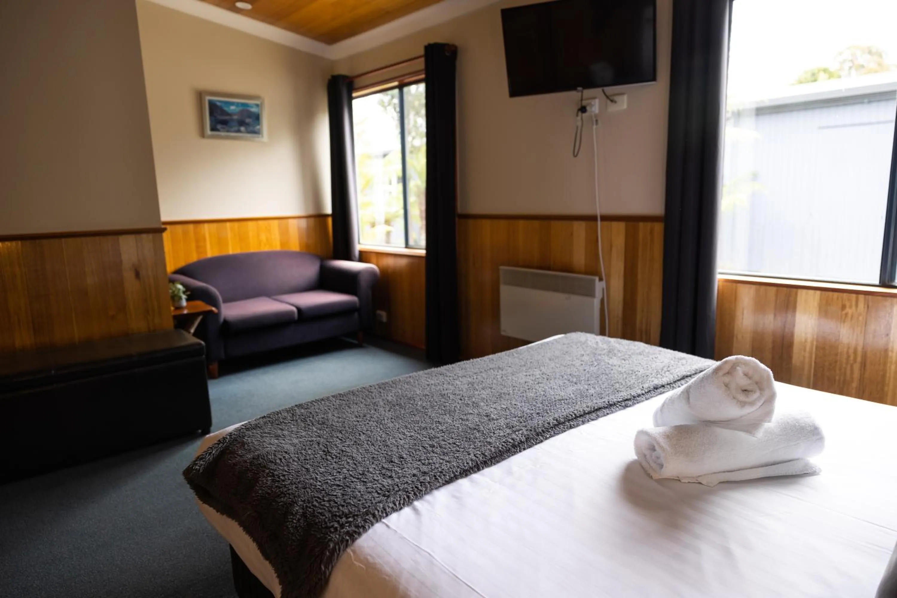 Bedroom, Bed in Tullah Lakeside Lodge