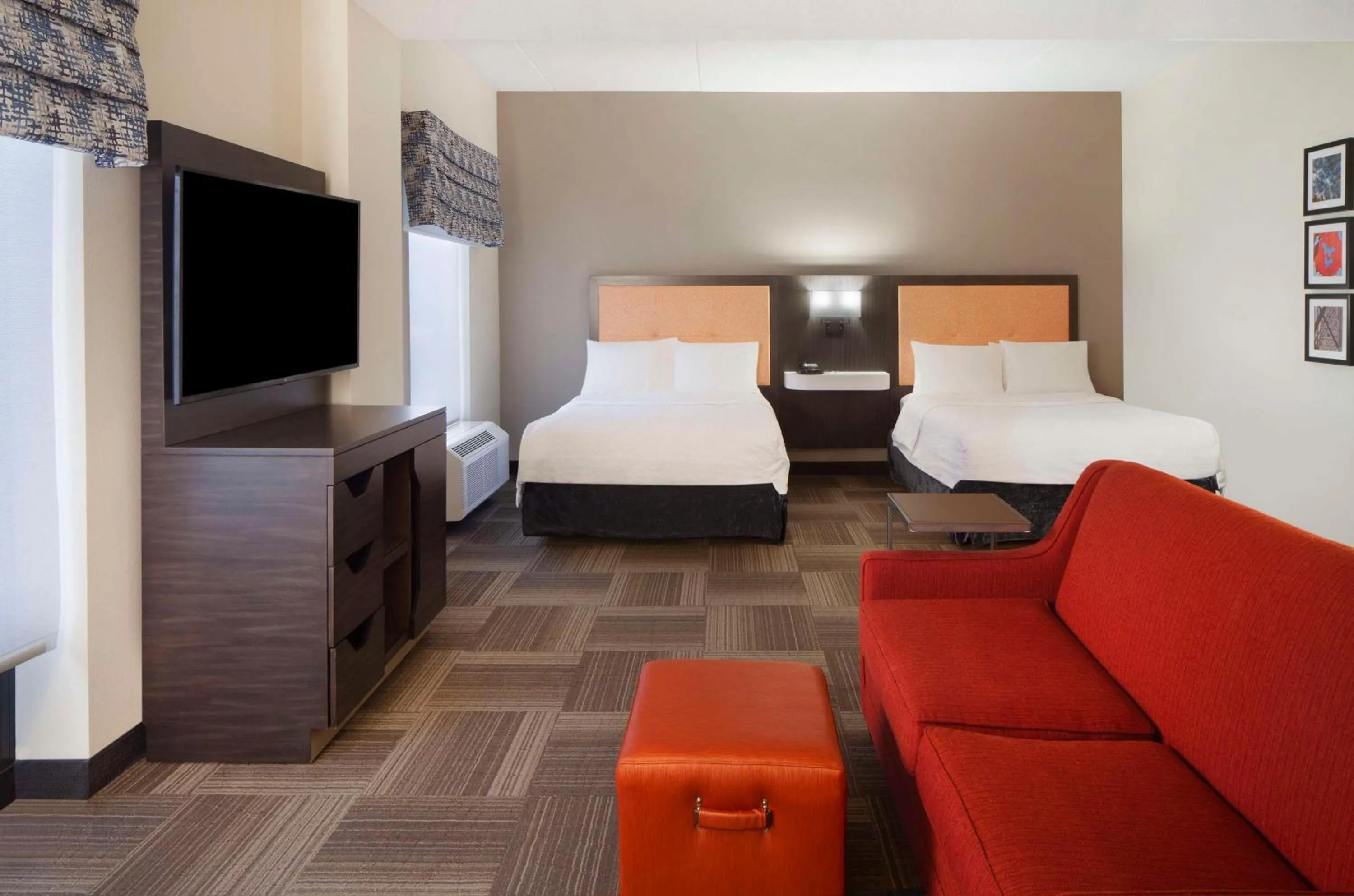 Living room, Bed in Hampton Inn Charleston-Southridge