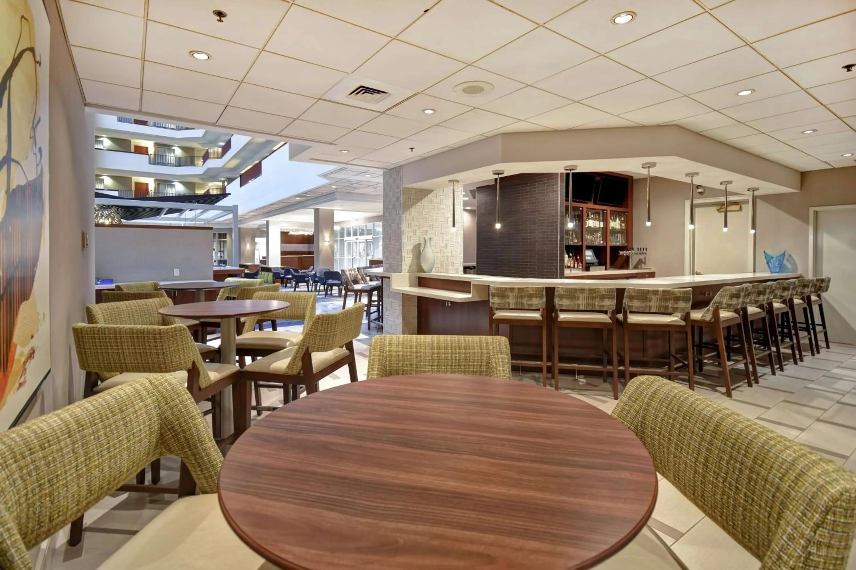 Lounge or bar in Embassy Suites Charleston