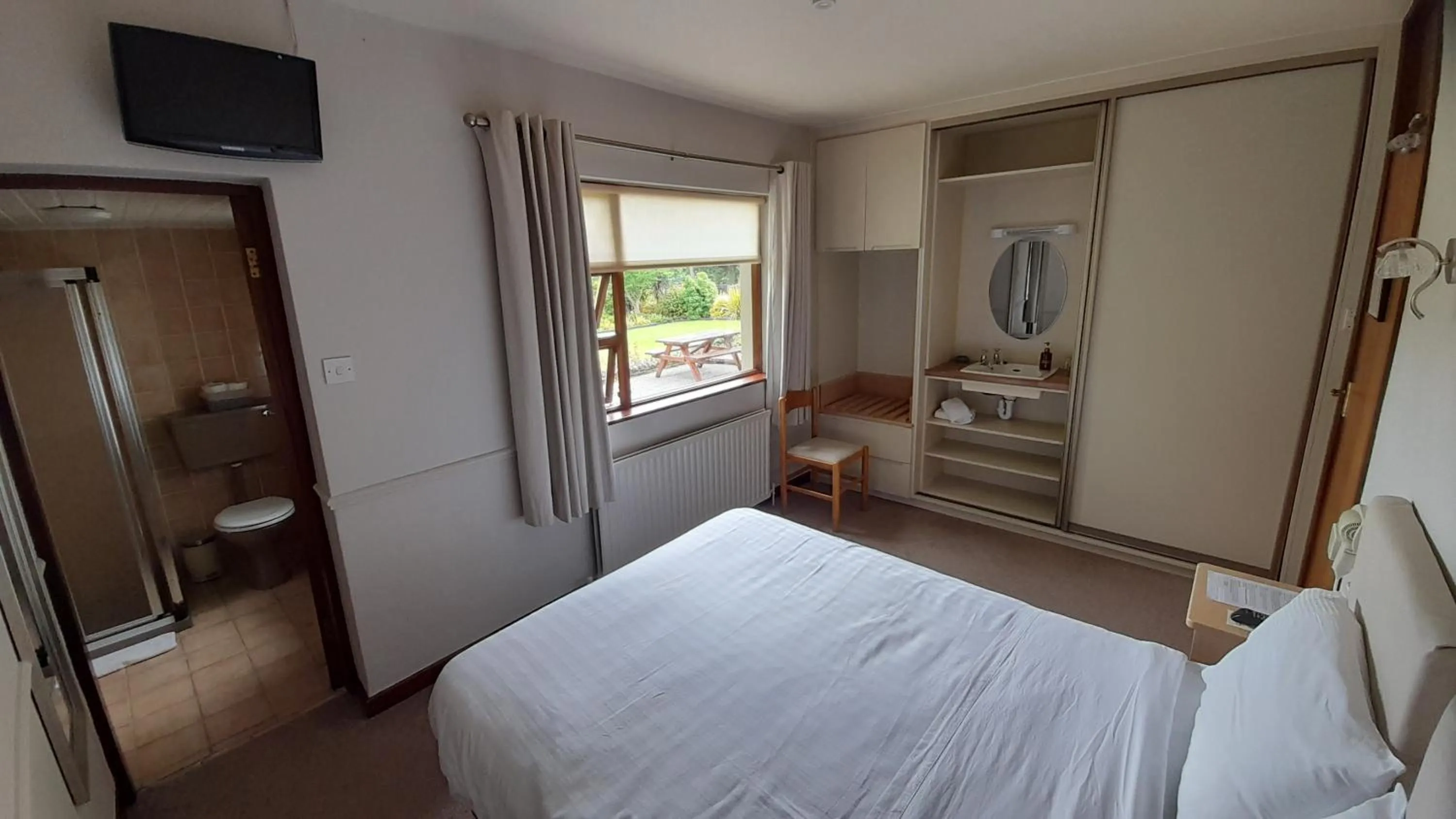 Photo of the whole room, Bed in Inveraray Farm