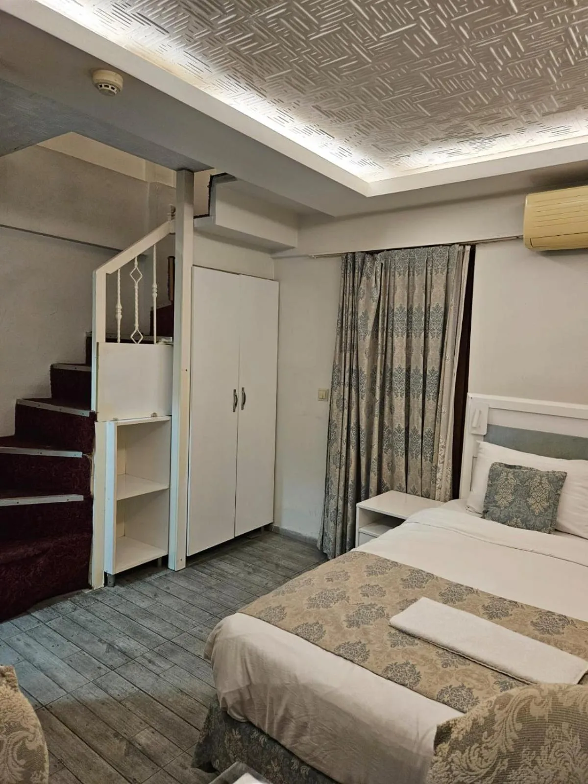 Bedroom, Bed in Lemon Residence