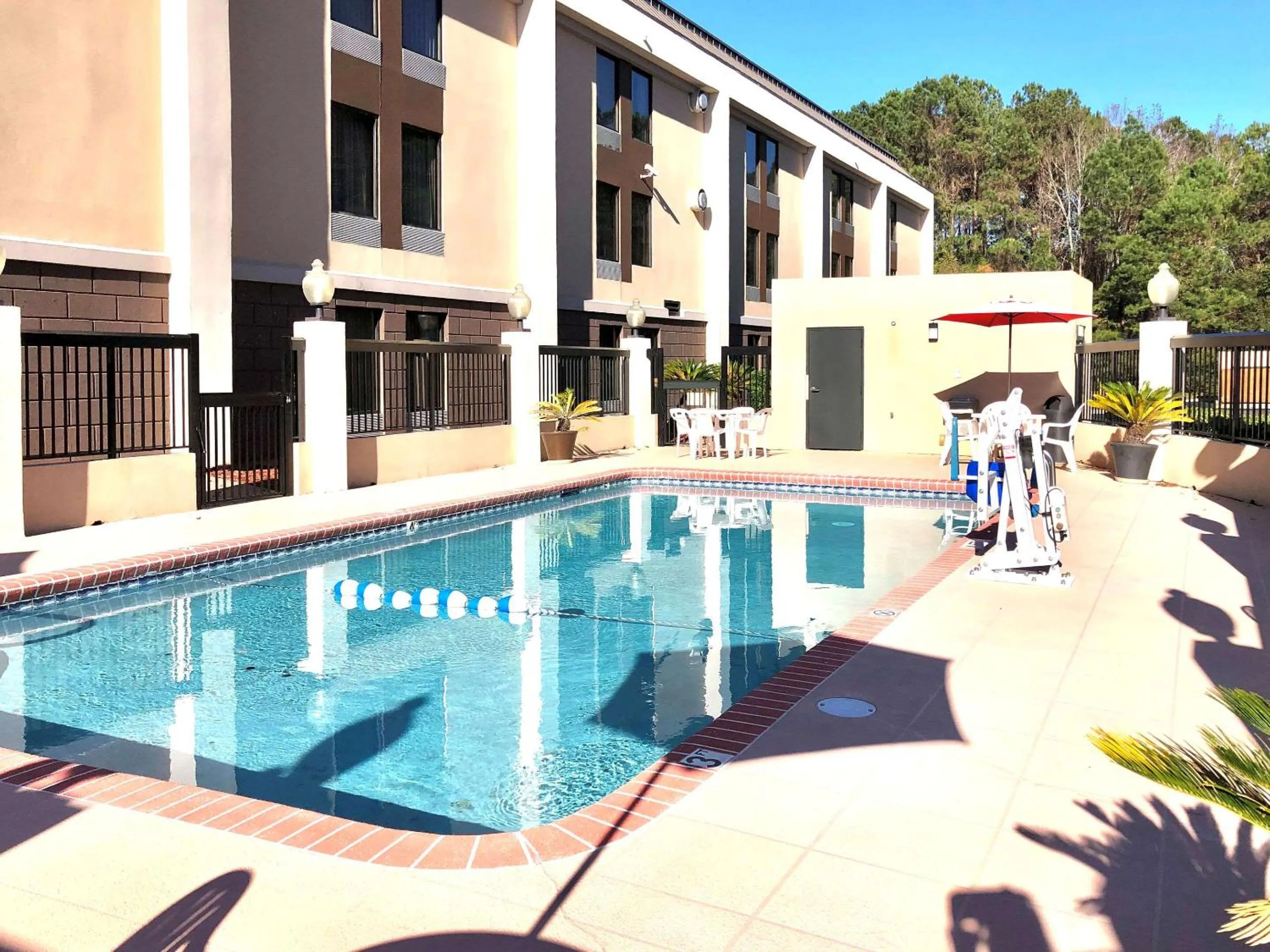 Swimming pool in Comfort Inn Darien - North Brunswick