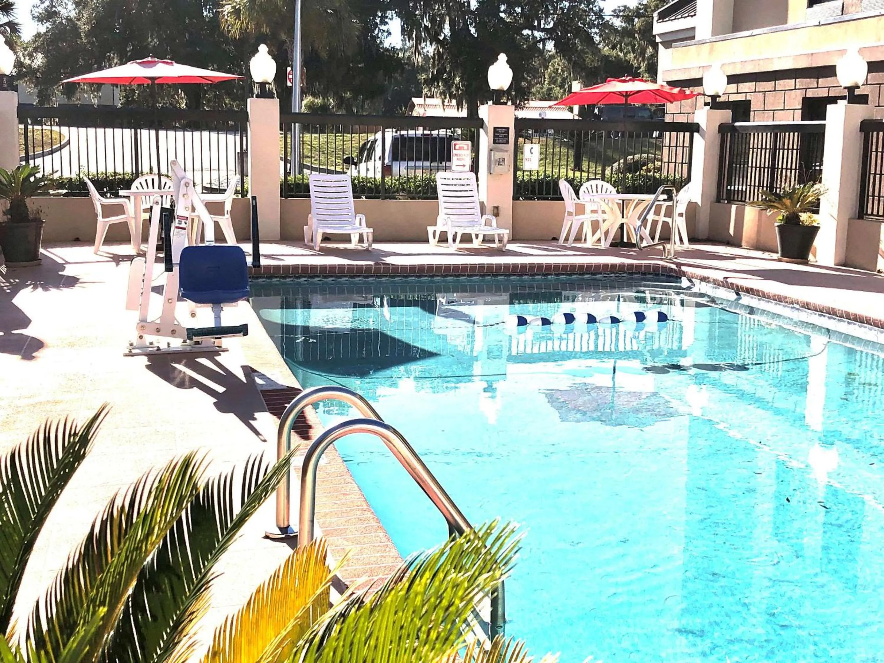 Swimming pool in Comfort Inn Darien - North Brunswick