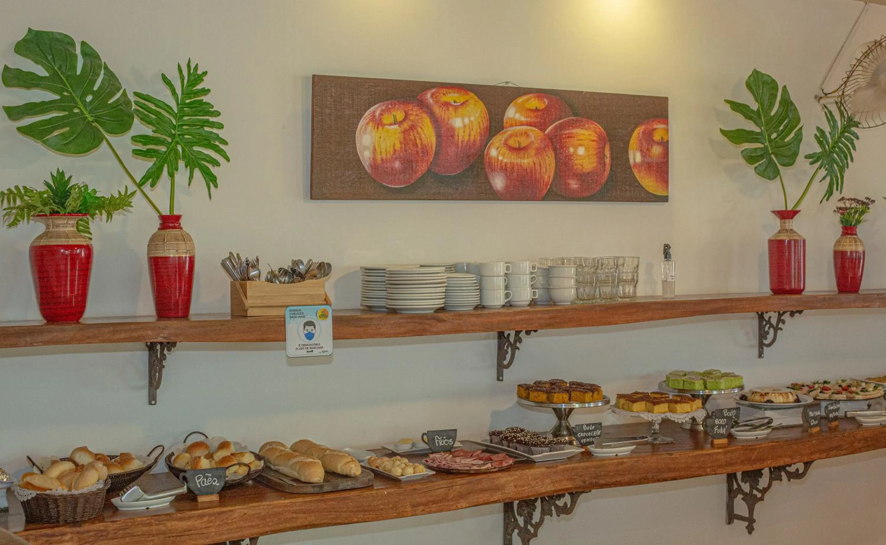 Buffet breakfast in Pousada Novo Prado