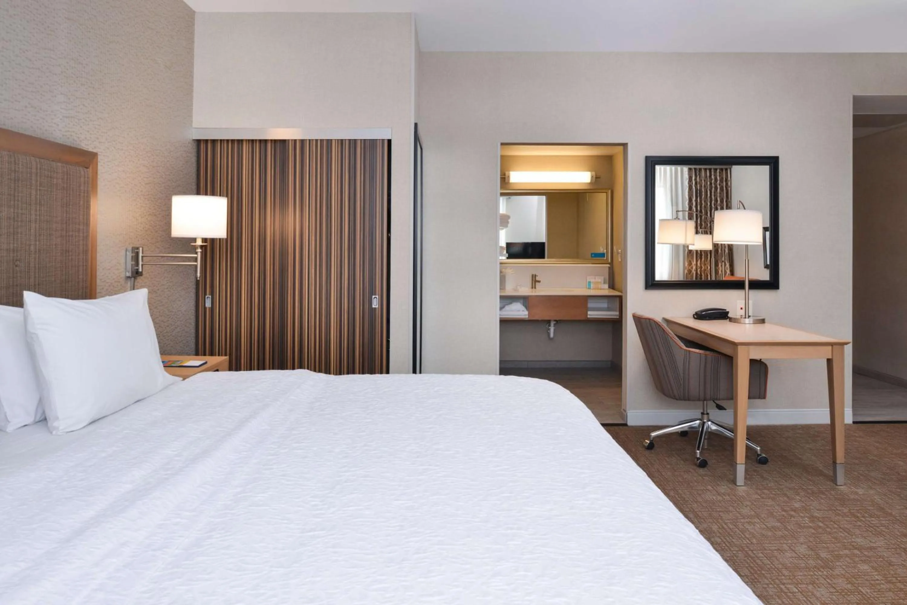 Bed in Hampton Inn & Suites Denver-Speer Boulevard