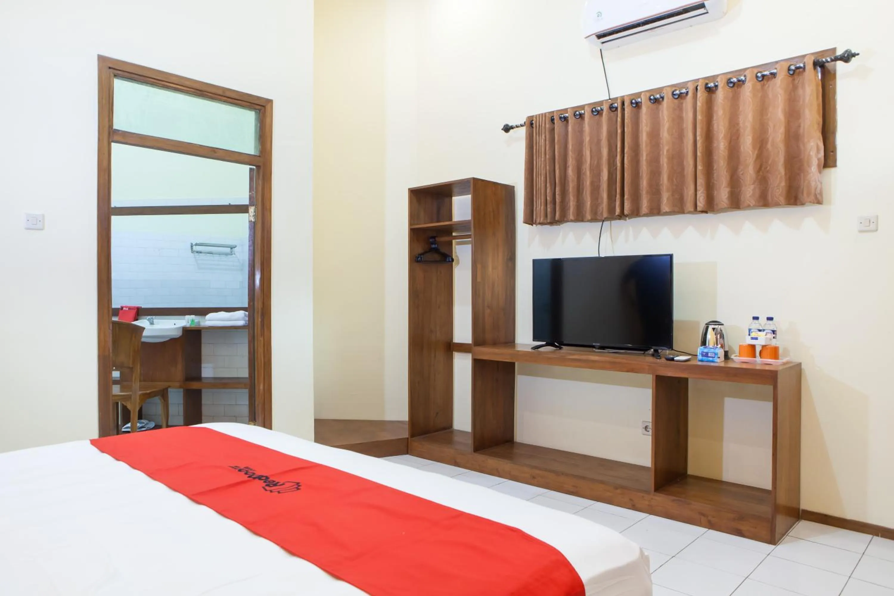 Bedroom, Bed in RedDoorz near Baluran National Park