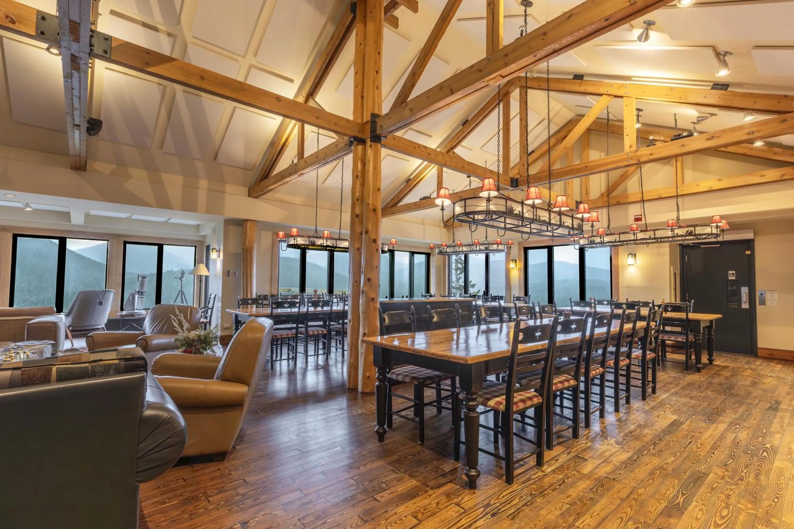Dining area in Auberge de Montagne des Chic-Chocs Mountain Lodge - Sepaq