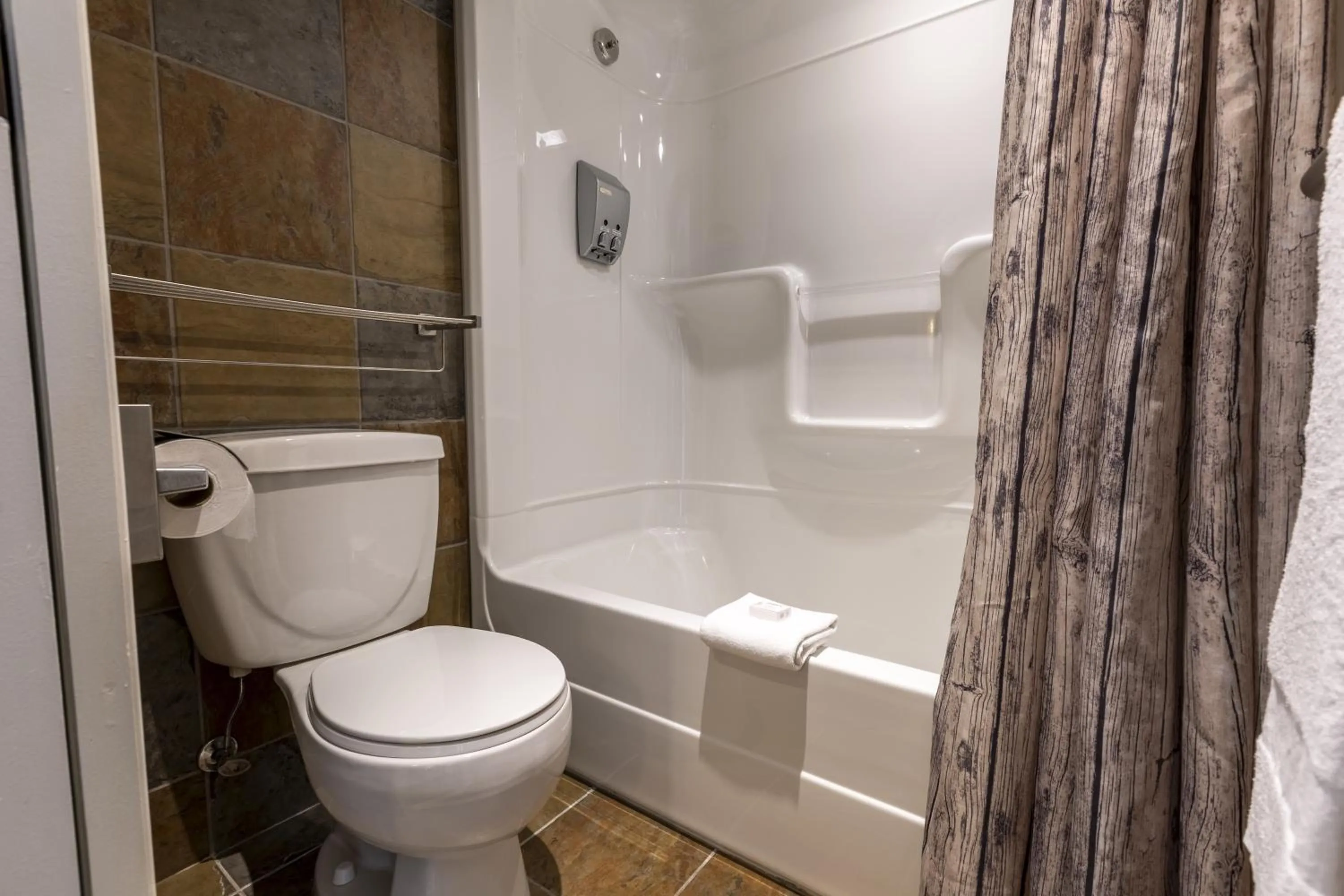 Bathroom in Auberge de Montagne des Chic-Chocs Mountain Lodge - Sepaq