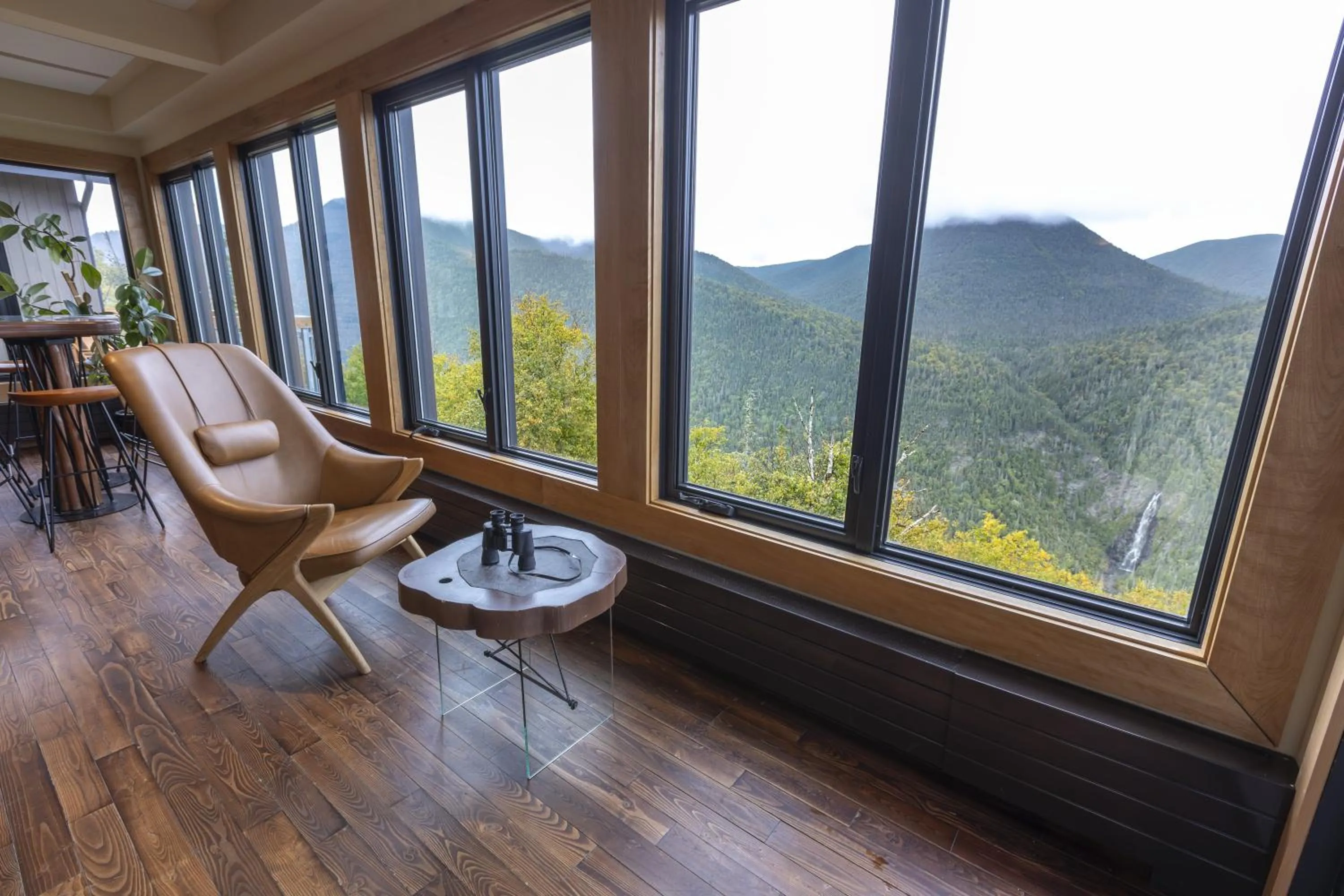 Seating area in Auberge de Montagne des Chic-Chocs Mountain Lodge - Sepaq