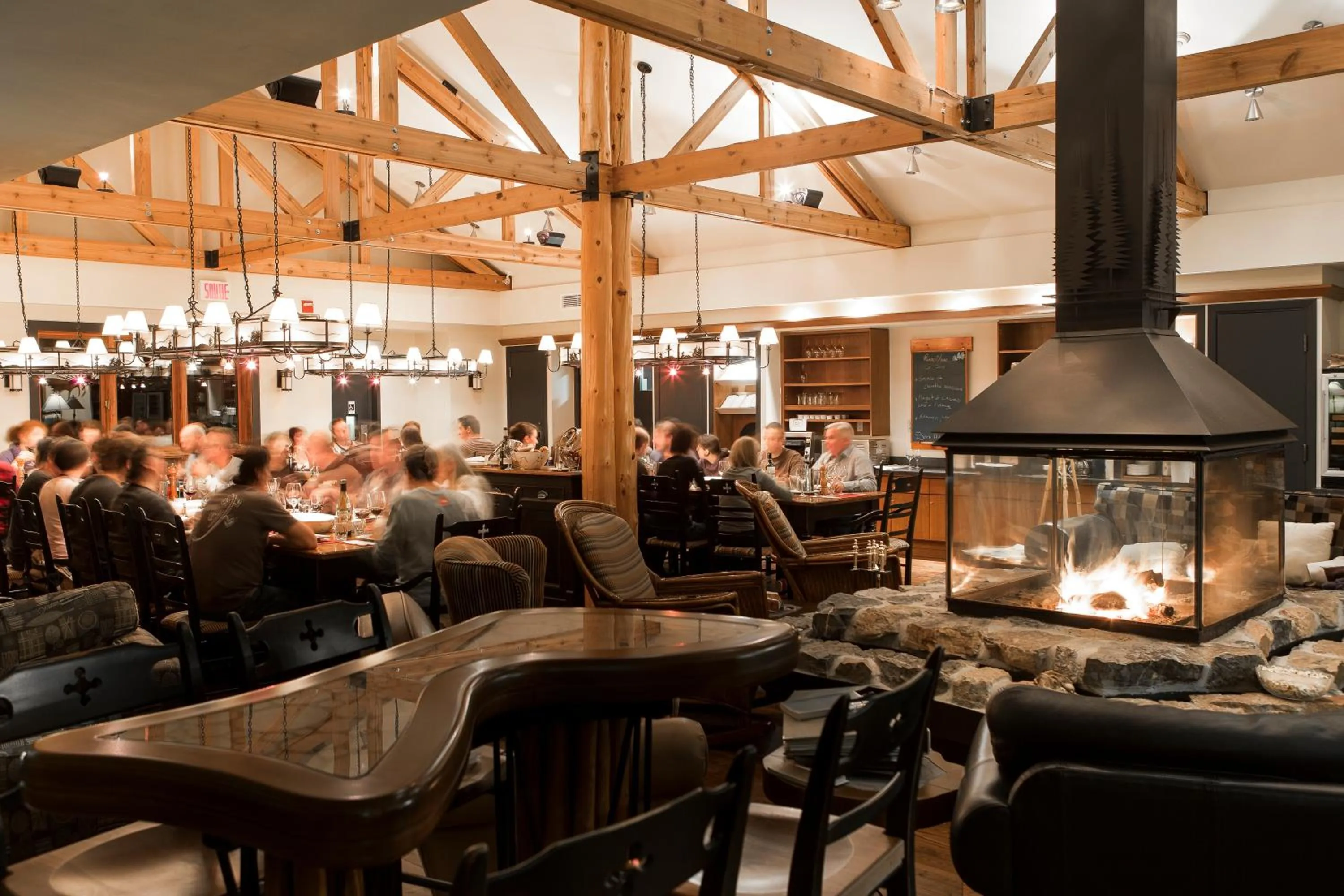 Dining area in Auberge de Montagne des Chic-Chocs Mountain Lodge - Sepaq